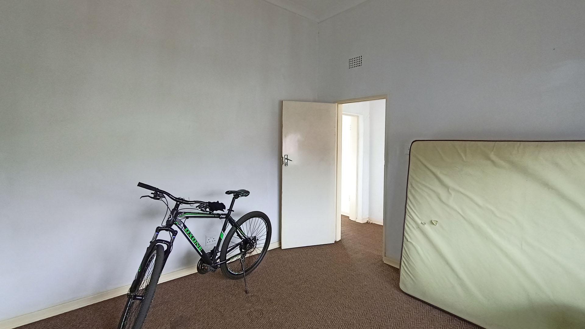 Bed Room 1 - 13 square meters of property in Brixton