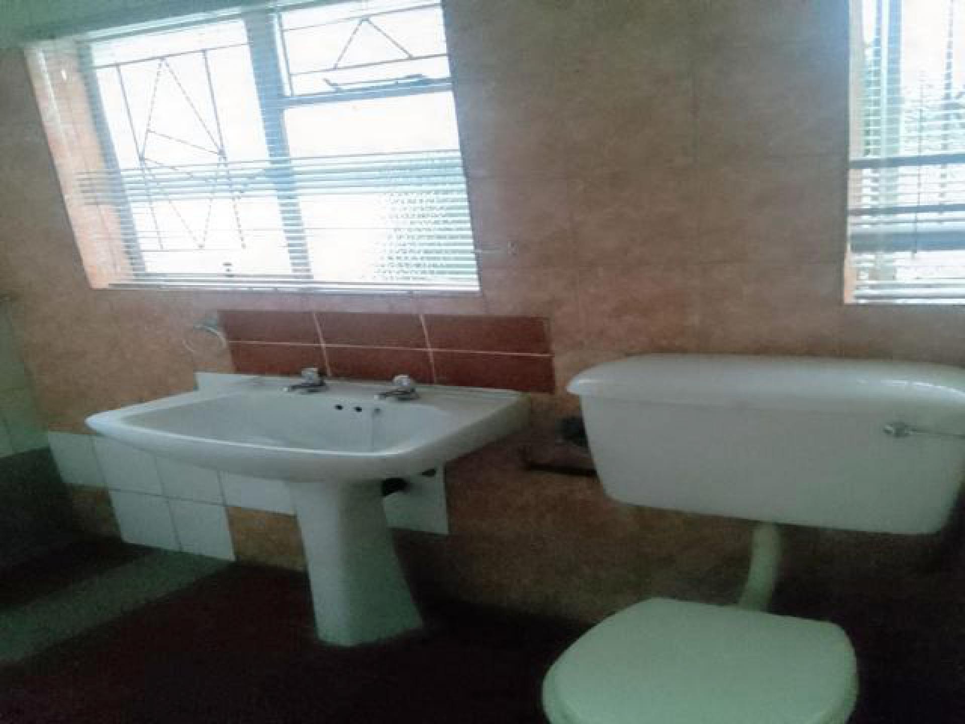 Bathroom 1 - 3 square meters of property in Brixton