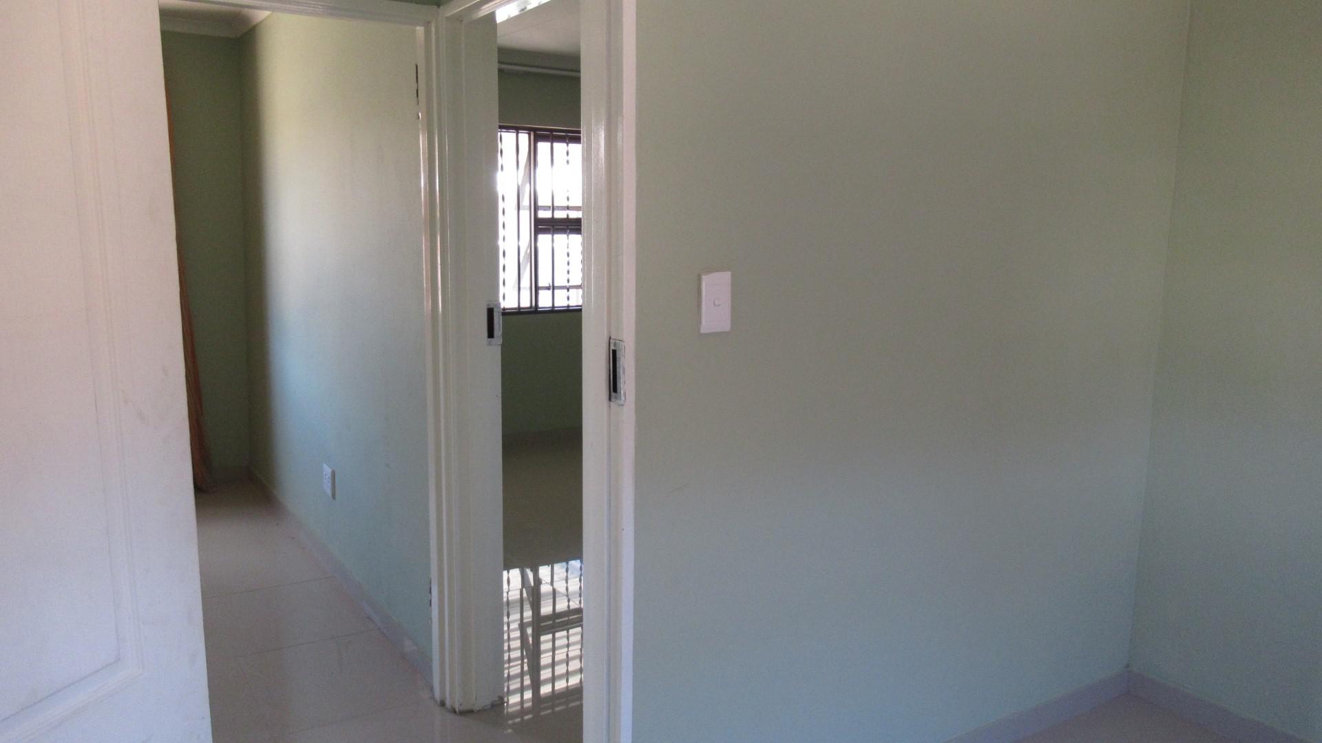 Bed Room 1 - 8 square meters of property in Delmore Park