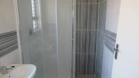 Main Bathroom - 4 square meters of property in Delmore Park