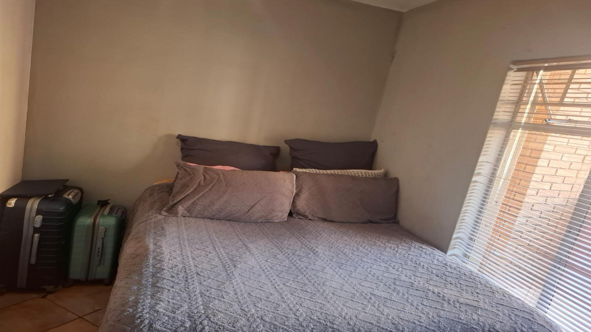 Bed Room 1 of property in Die Hoewes