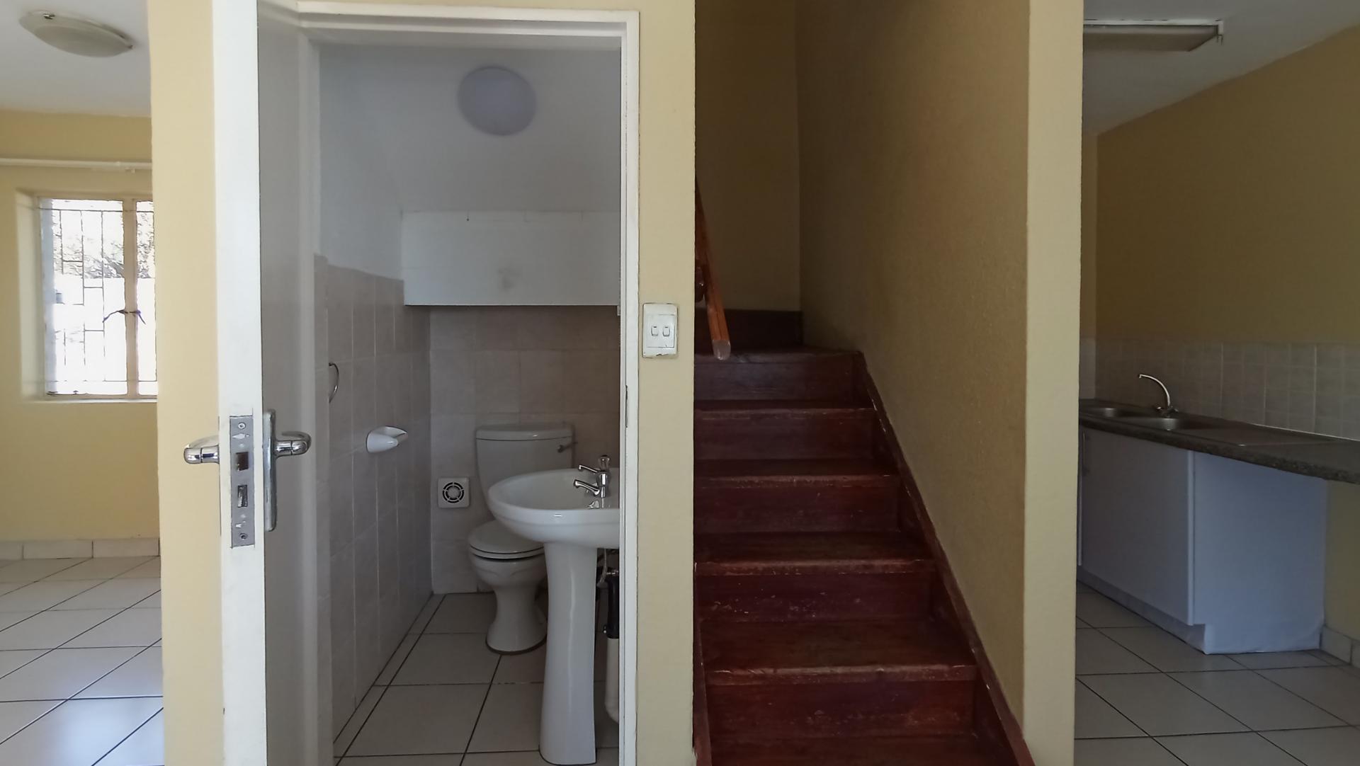 Spaces - 11 square meters of property in Die Hoewes