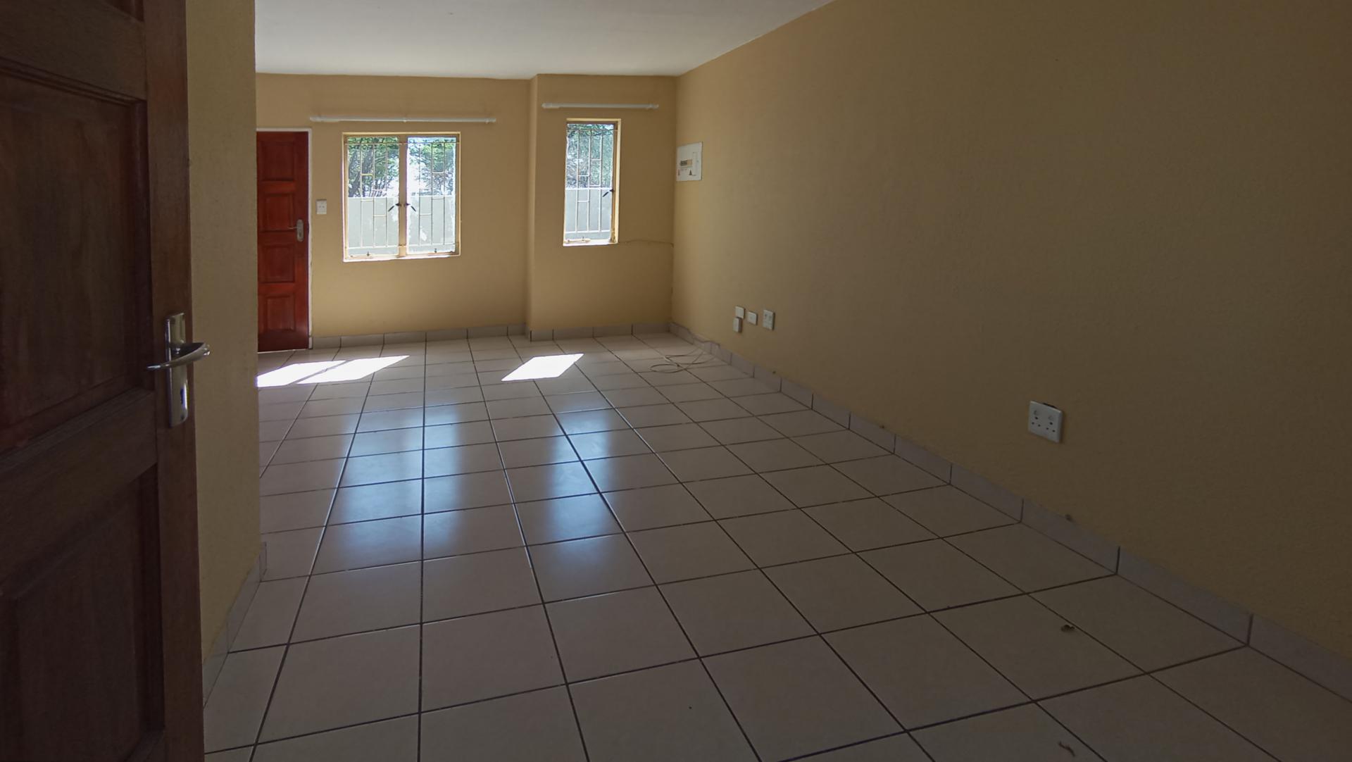 Lounges - 20 square meters of property in Die Hoewes