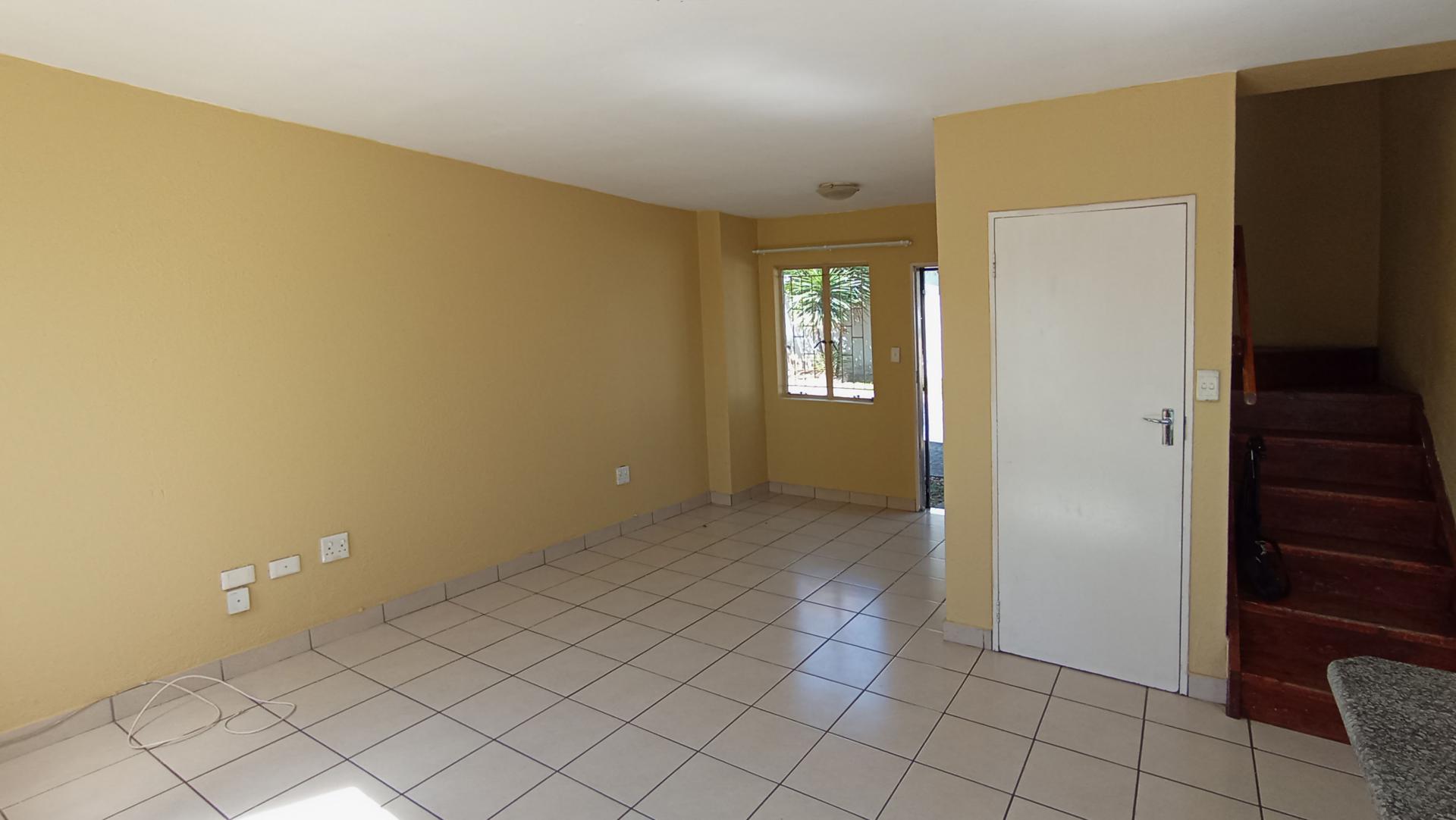 Lounges - 20 square meters of property in Die Hoewes