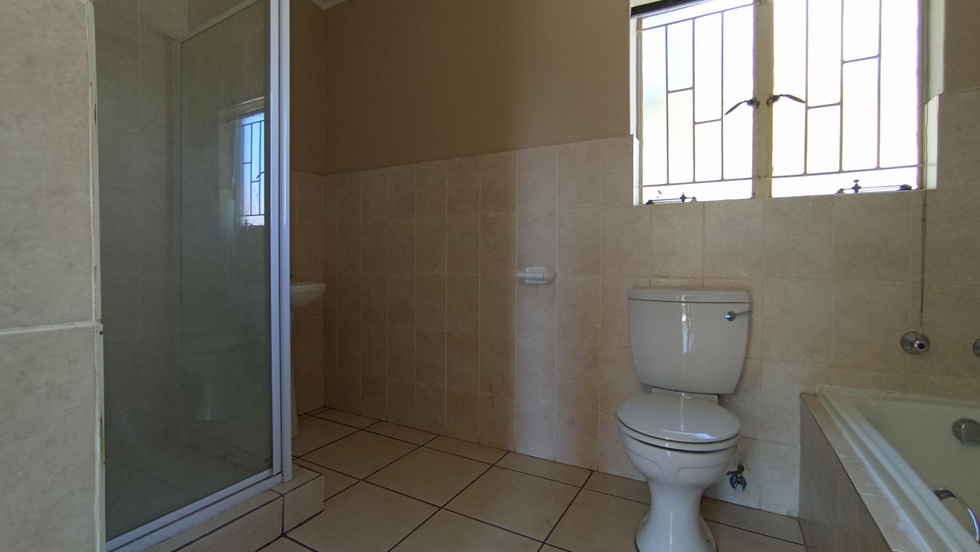 Main Bathroom - 7 square meters of property in Die Hoewes