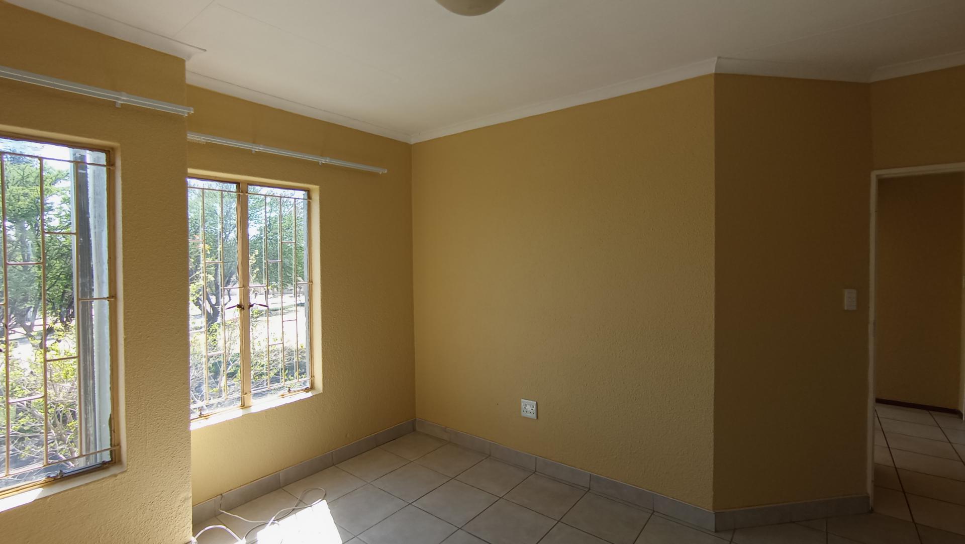 Main Bedroom - 15 square meters of property in Die Hoewes