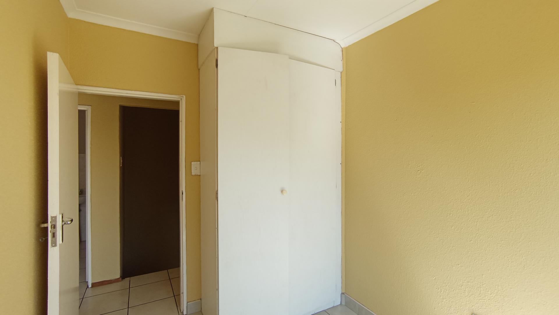 Bed Room 1 - 8 square meters of property in Die Hoewes