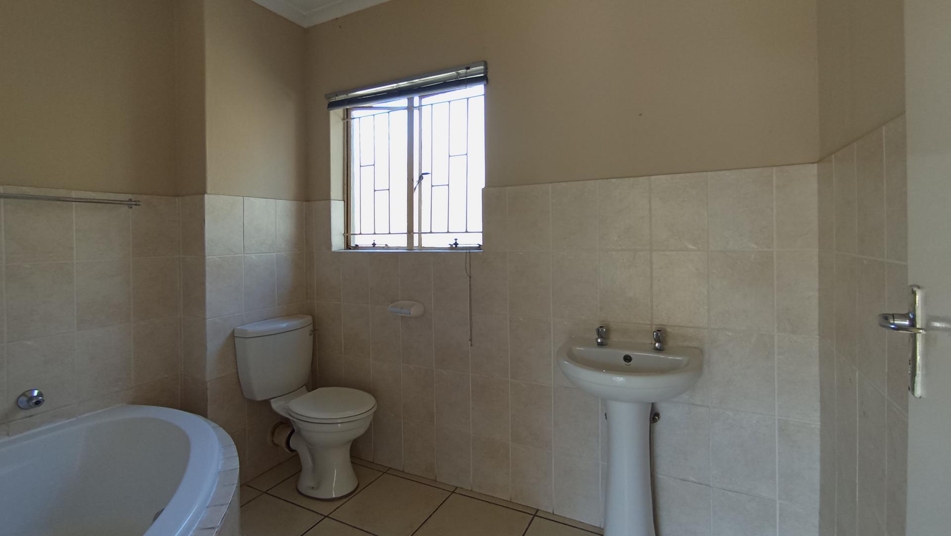 Bathroom 1 - 3 square meters of property in Die Hoewes