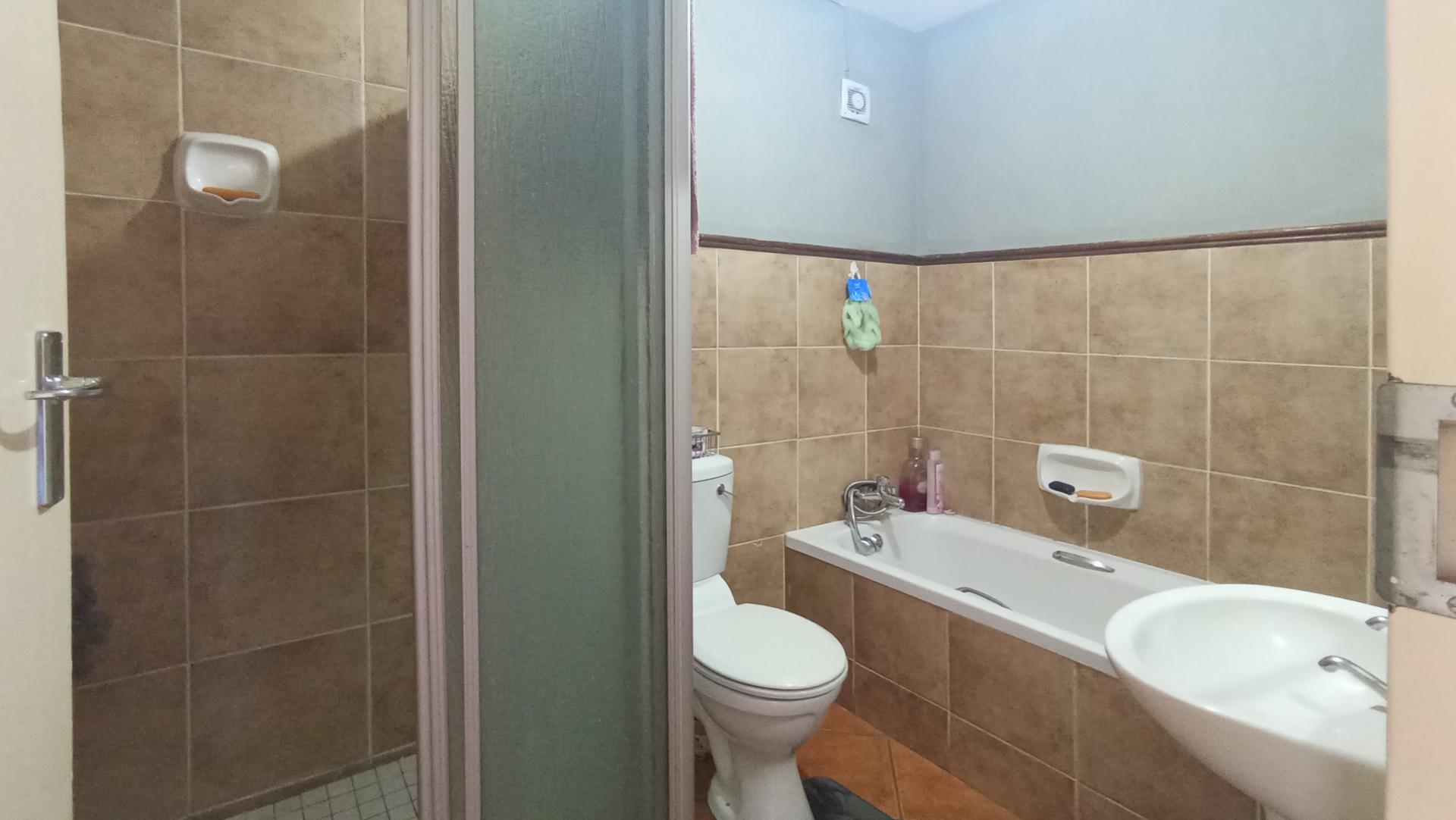 Bathroom 1 - 6 square meters of property in Die Hoewes