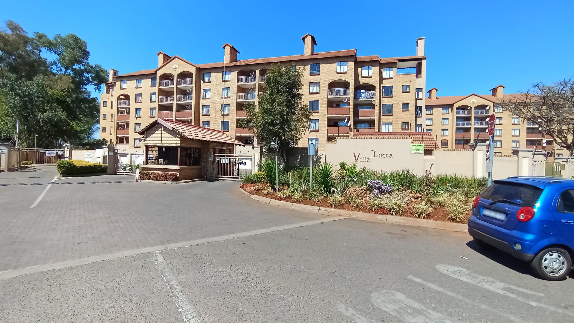Front View of property in Die Hoewes
