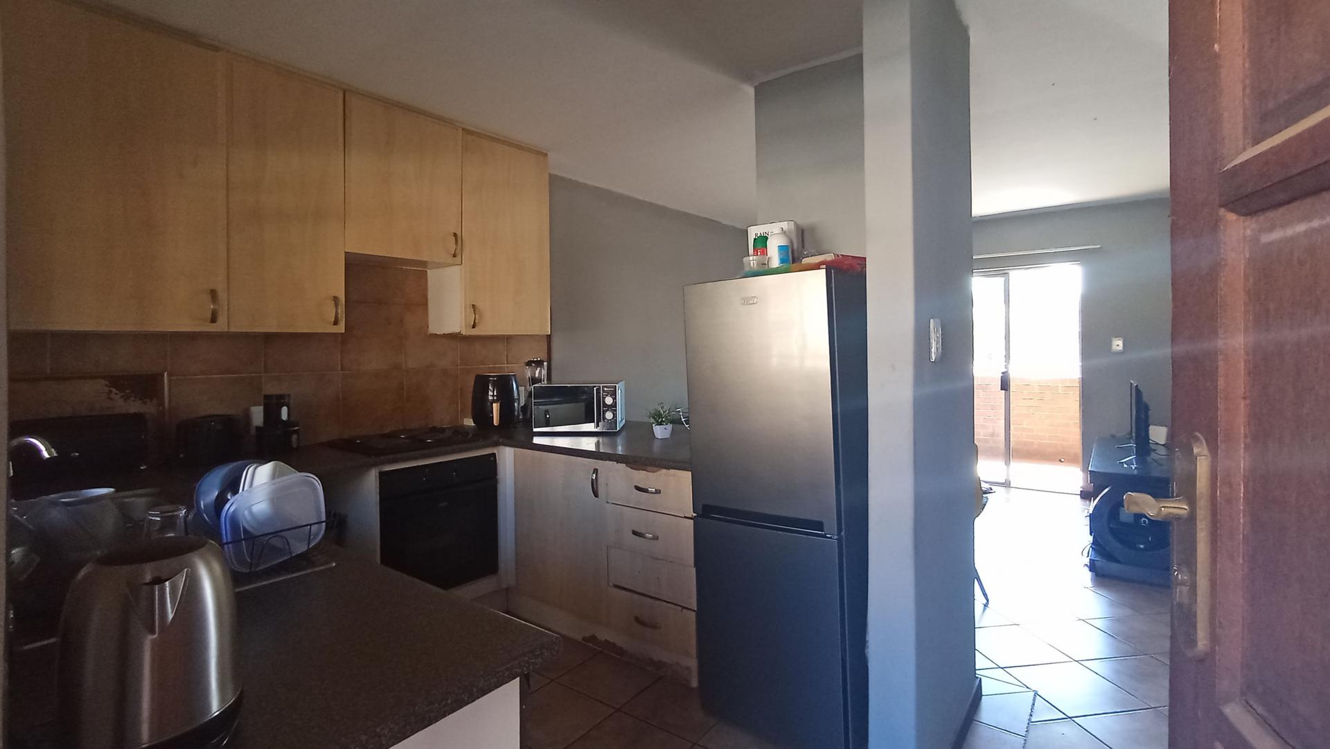 Kitchen - 6 square meters of property in Die Hoewes