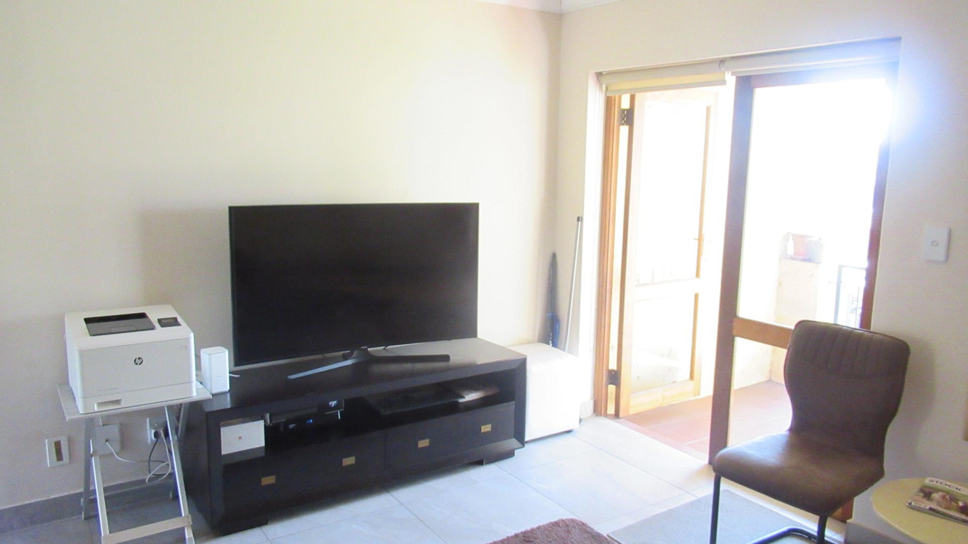 Lounges - 23 square meters of property in Lone Hill