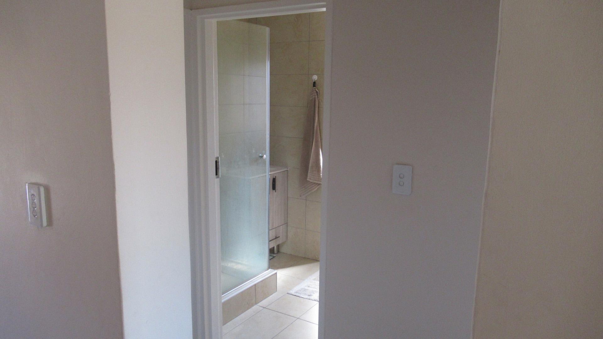 Bathroom 1 - 7 square meters of property in Lone Hill