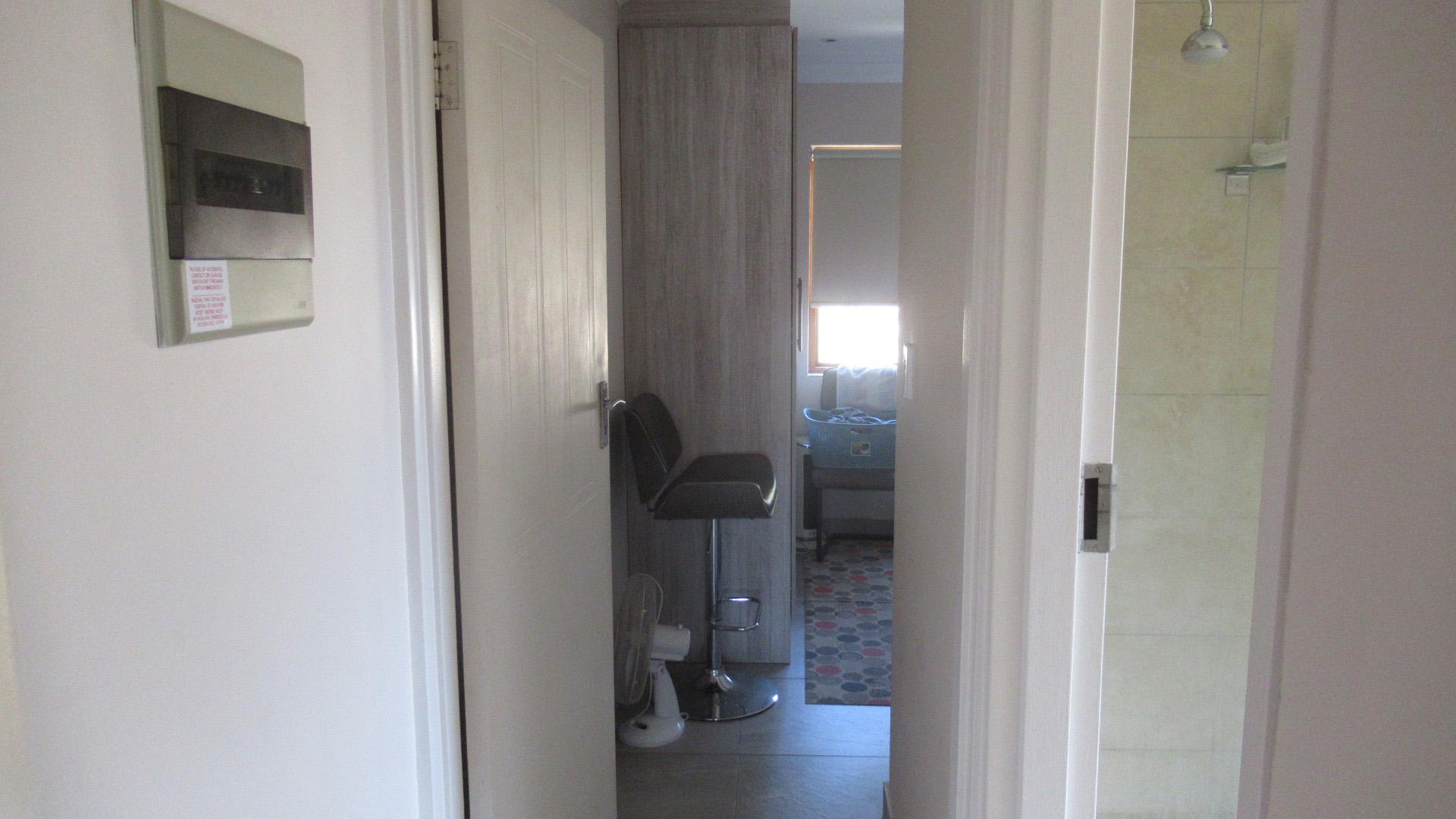 Bed Room 1 - 19 square meters of property in Lone Hill