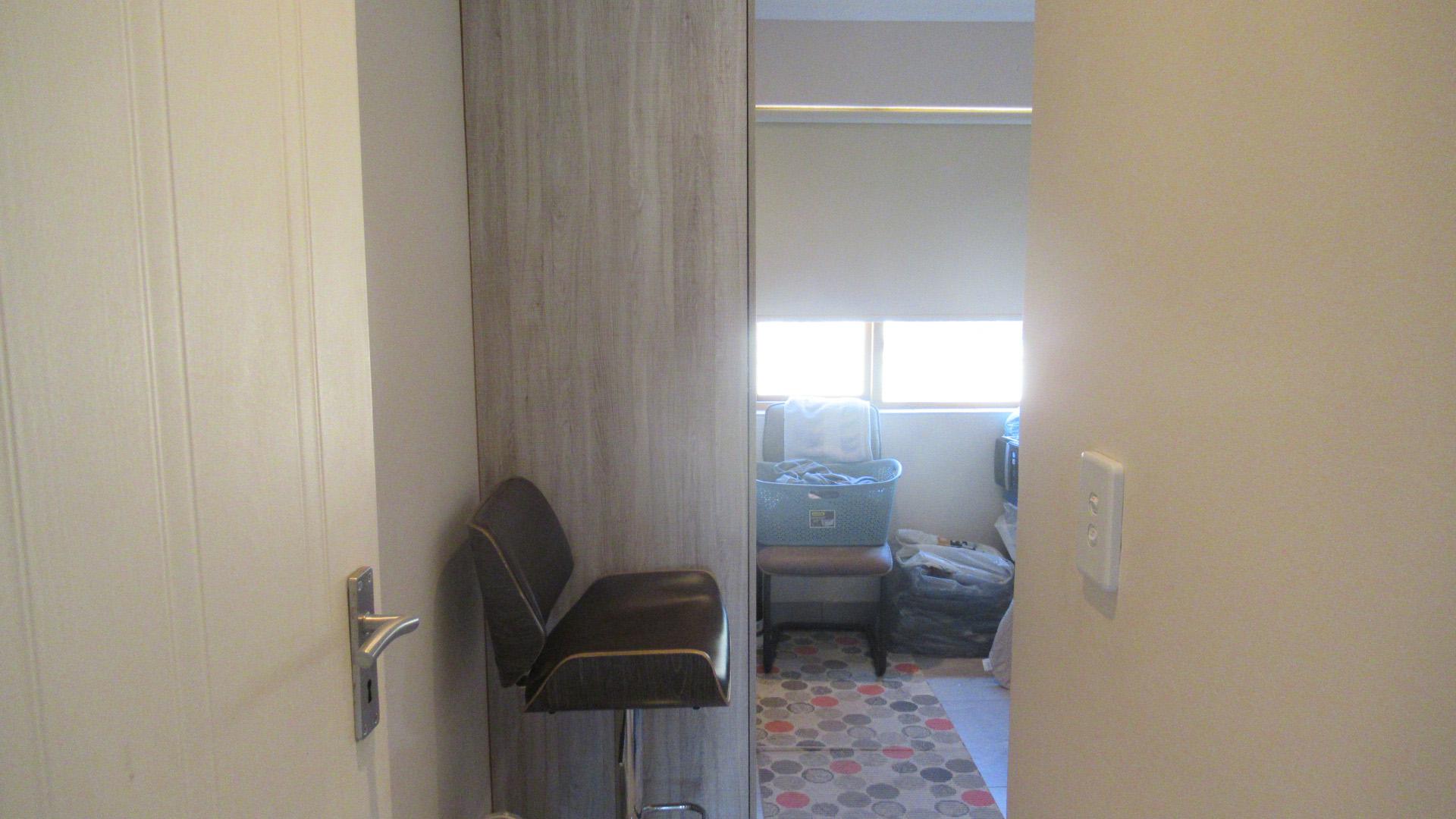 Bed Room 1 - 19 square meters of property in Lone Hill