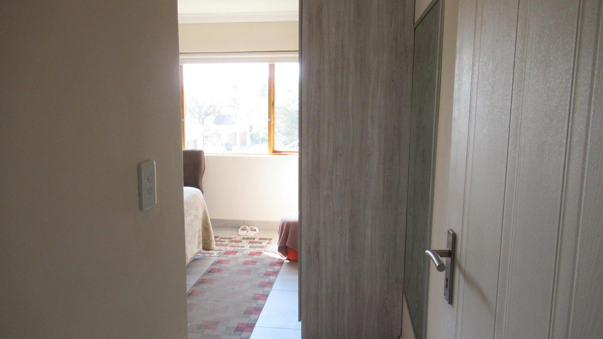 Main Bedroom - 21 square meters of property in Lone Hill
