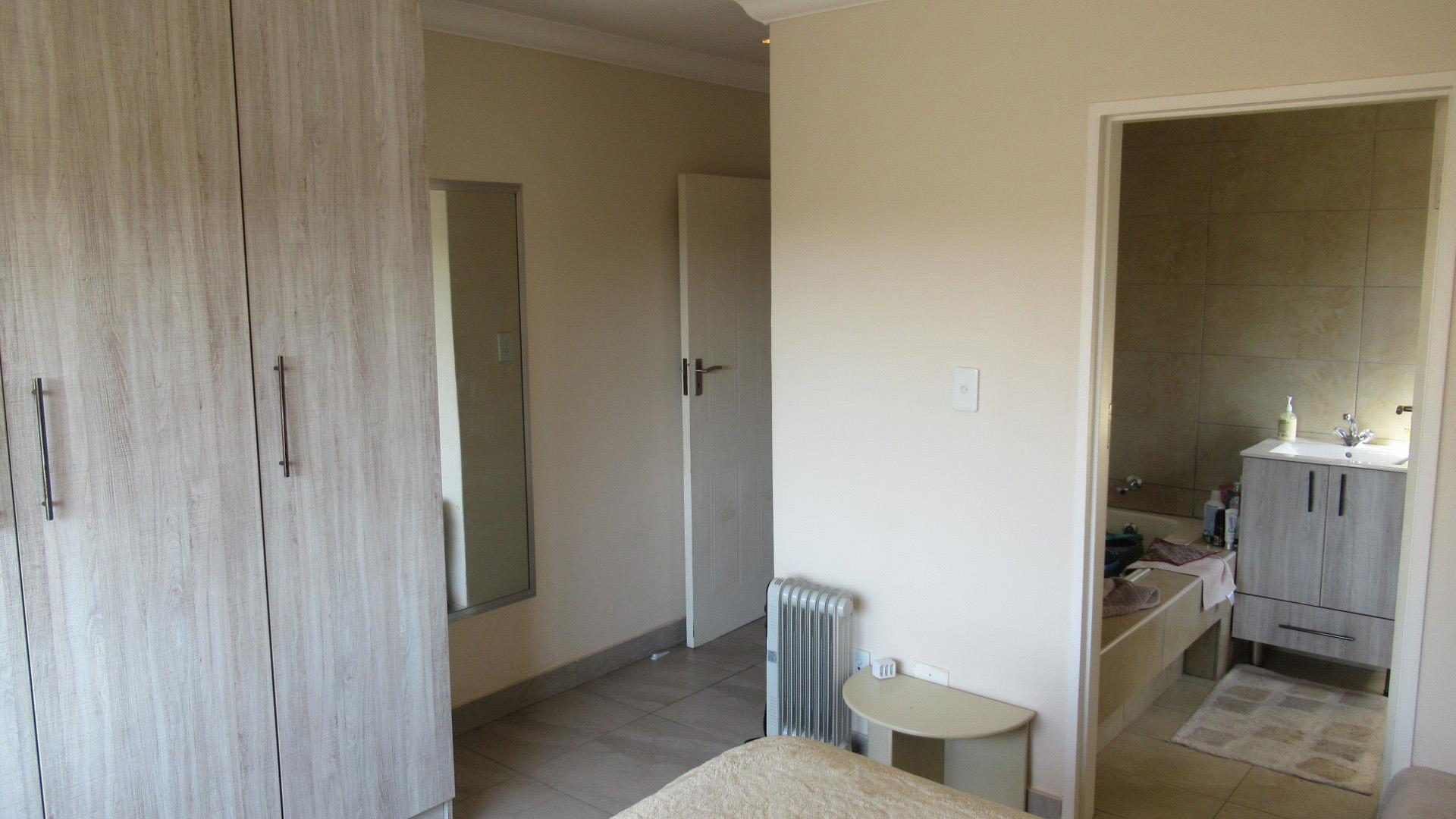 Main Bedroom - 21 square meters of property in Lone Hill
