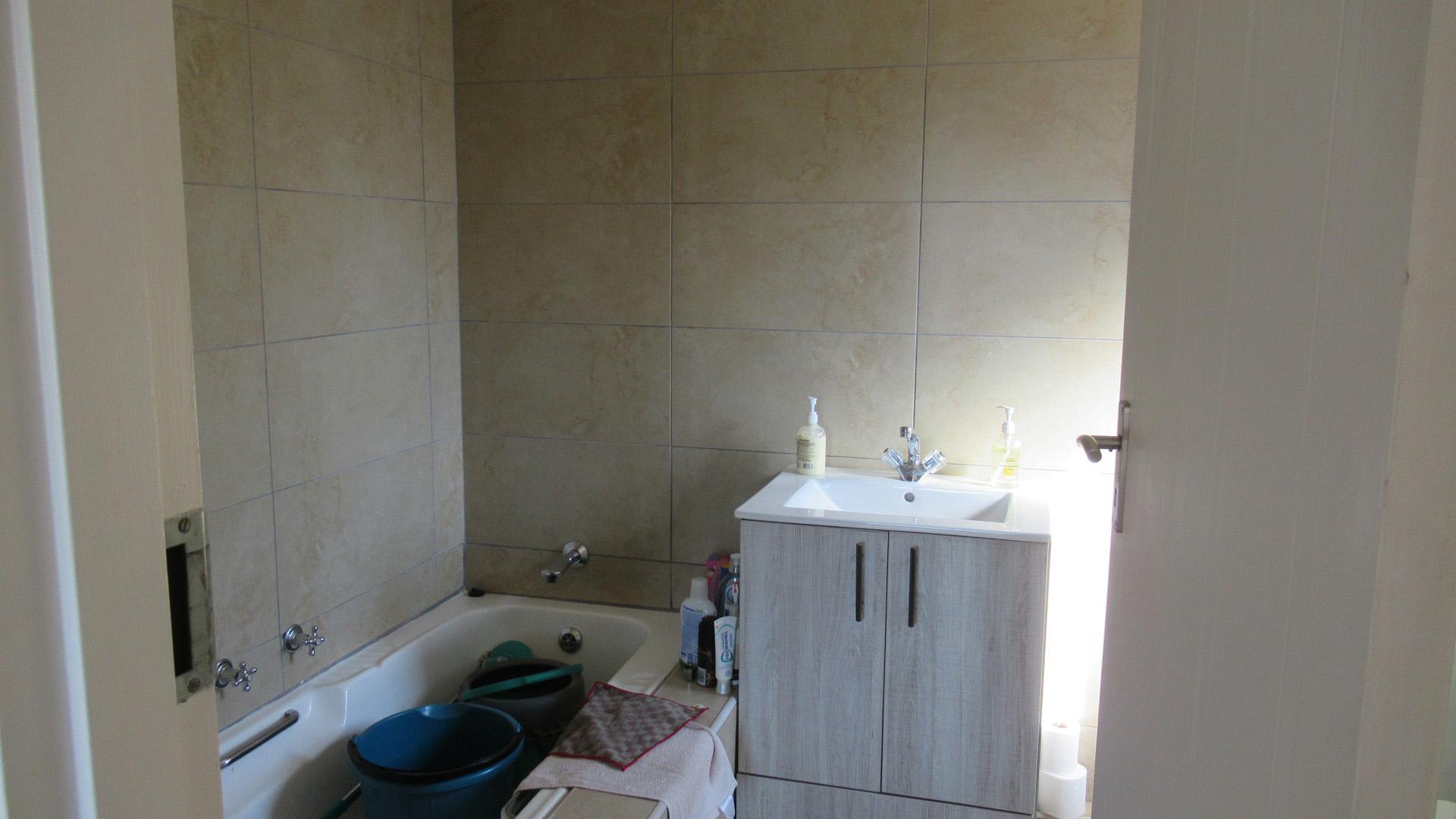 Main Bathroom - 8 square meters of property in Lone Hill