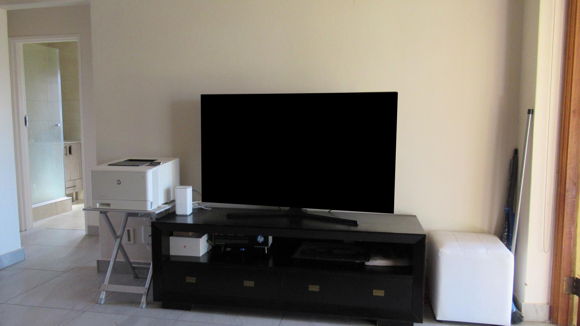 Lounges - 23 square meters of property in Lone Hill