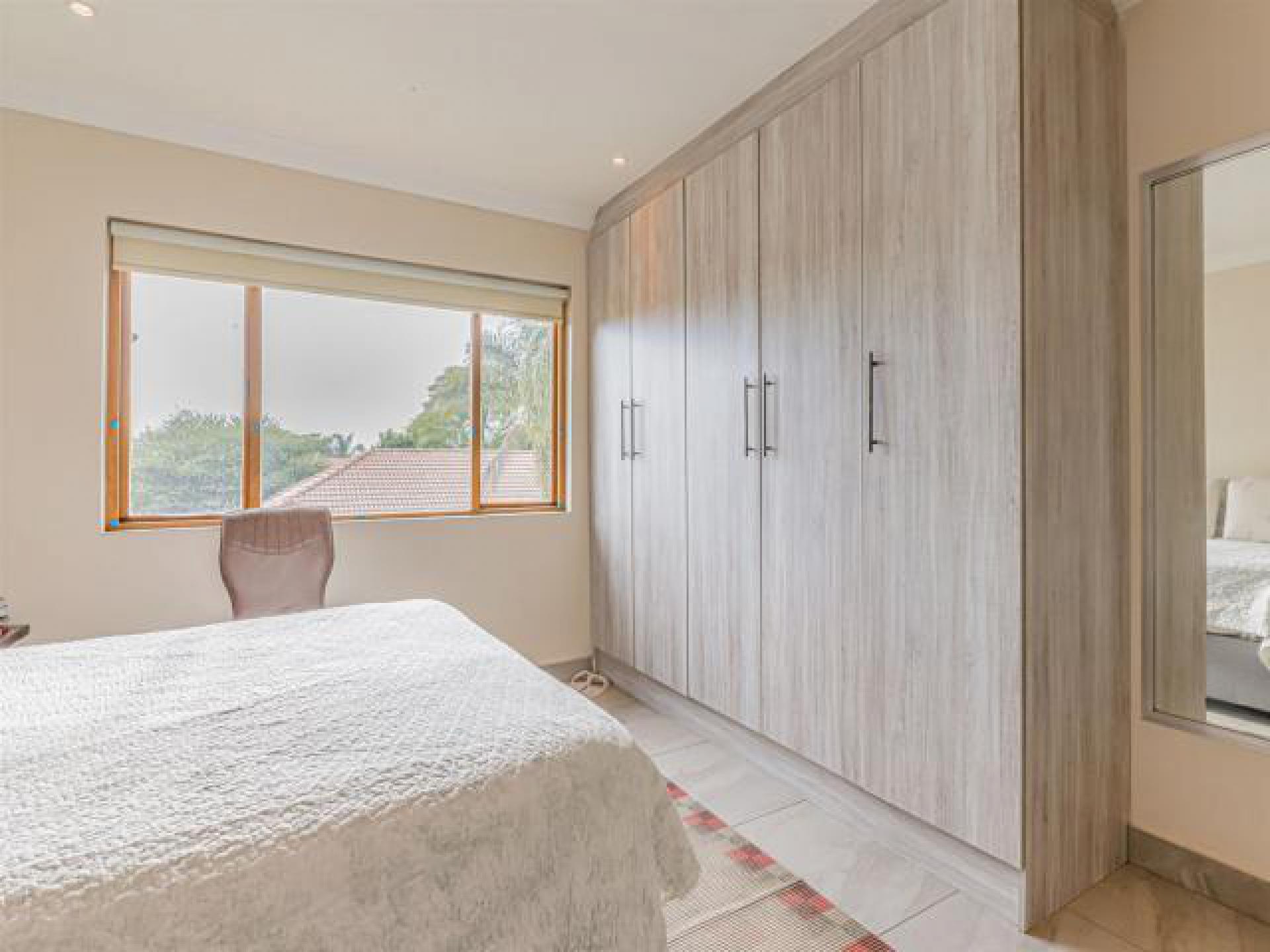 Main Bedroom - 21 square meters of property in Lone Hill