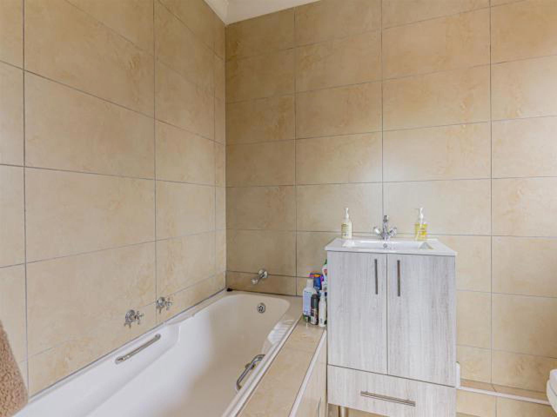 Main Bathroom - 8 square meters of property in Lone Hill