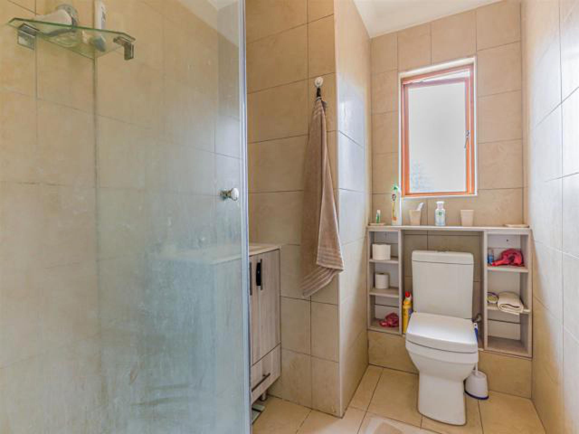 Bathroom 1 - 7 square meters of property in Lone Hill