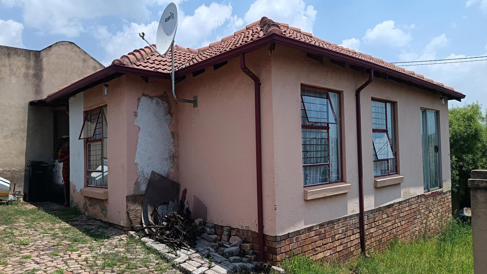 Front View of property in Clayville