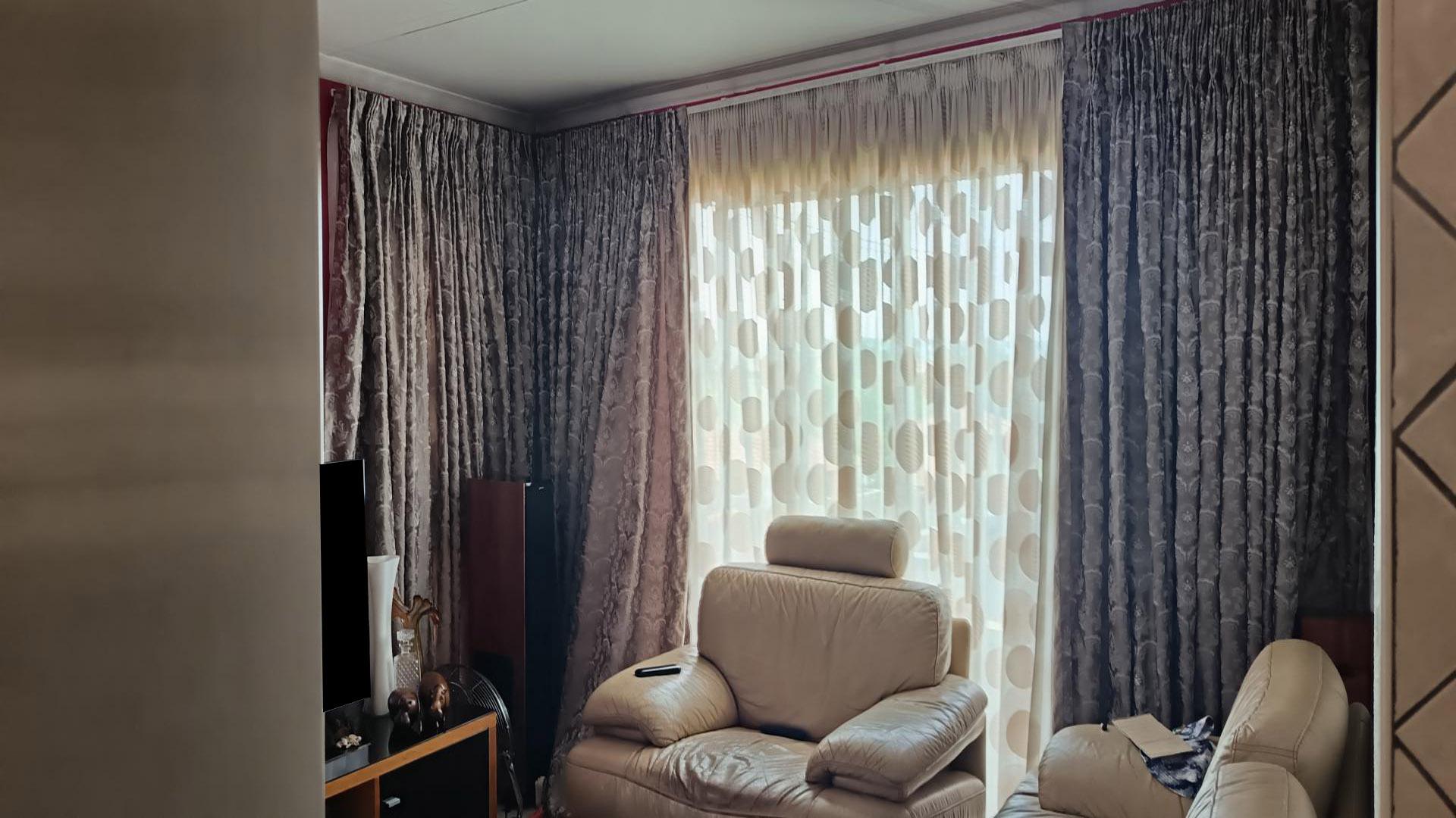 Lounges of property in Clayville