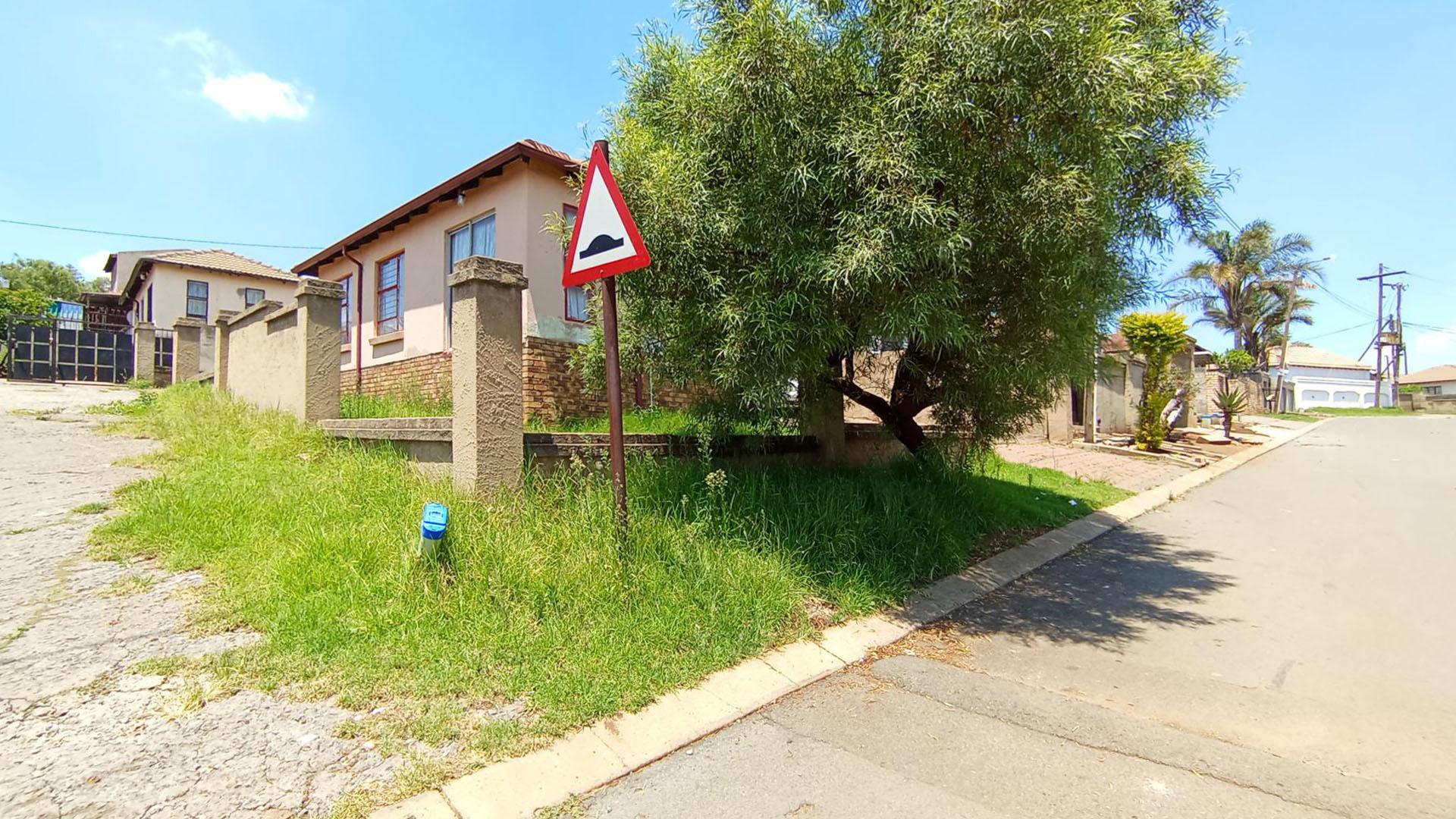 Front View of property in Clayville