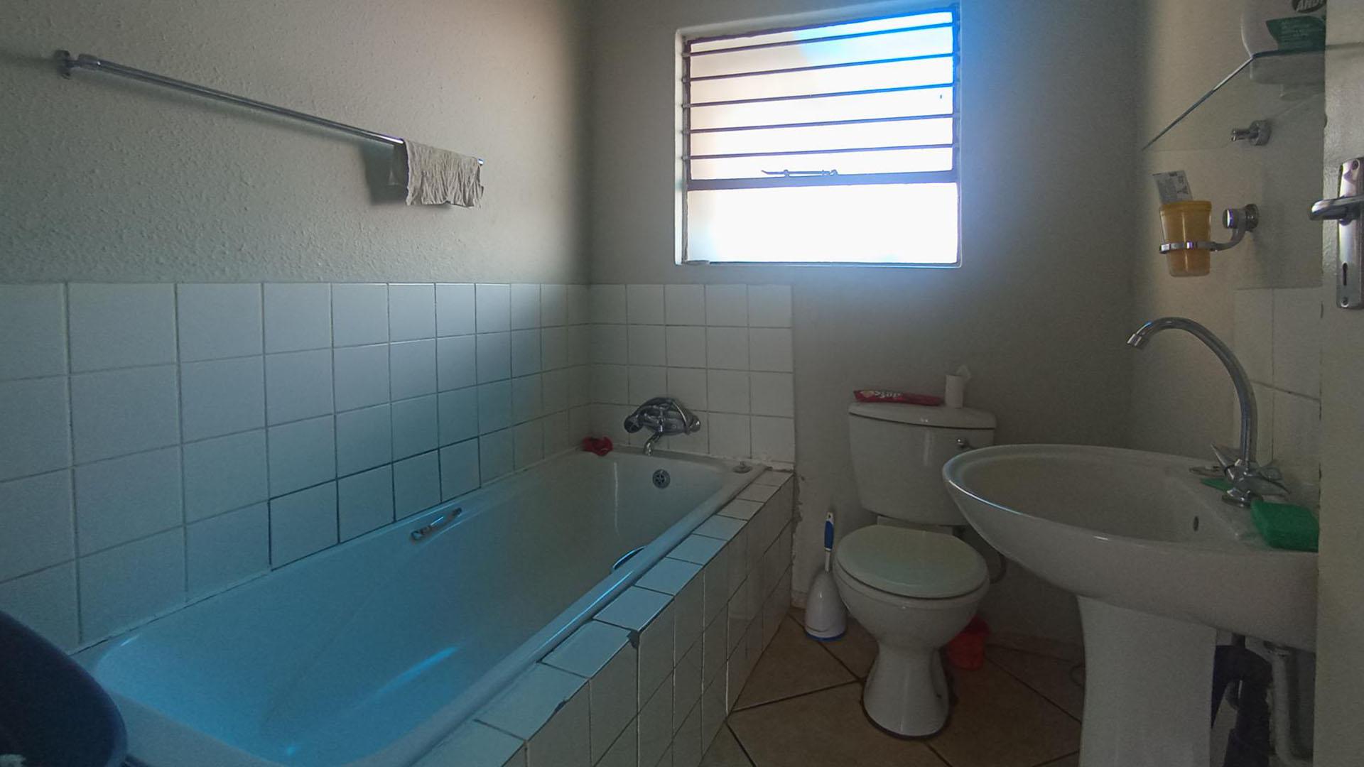 Bathroom 1 - 5 square meters of property in Clayville