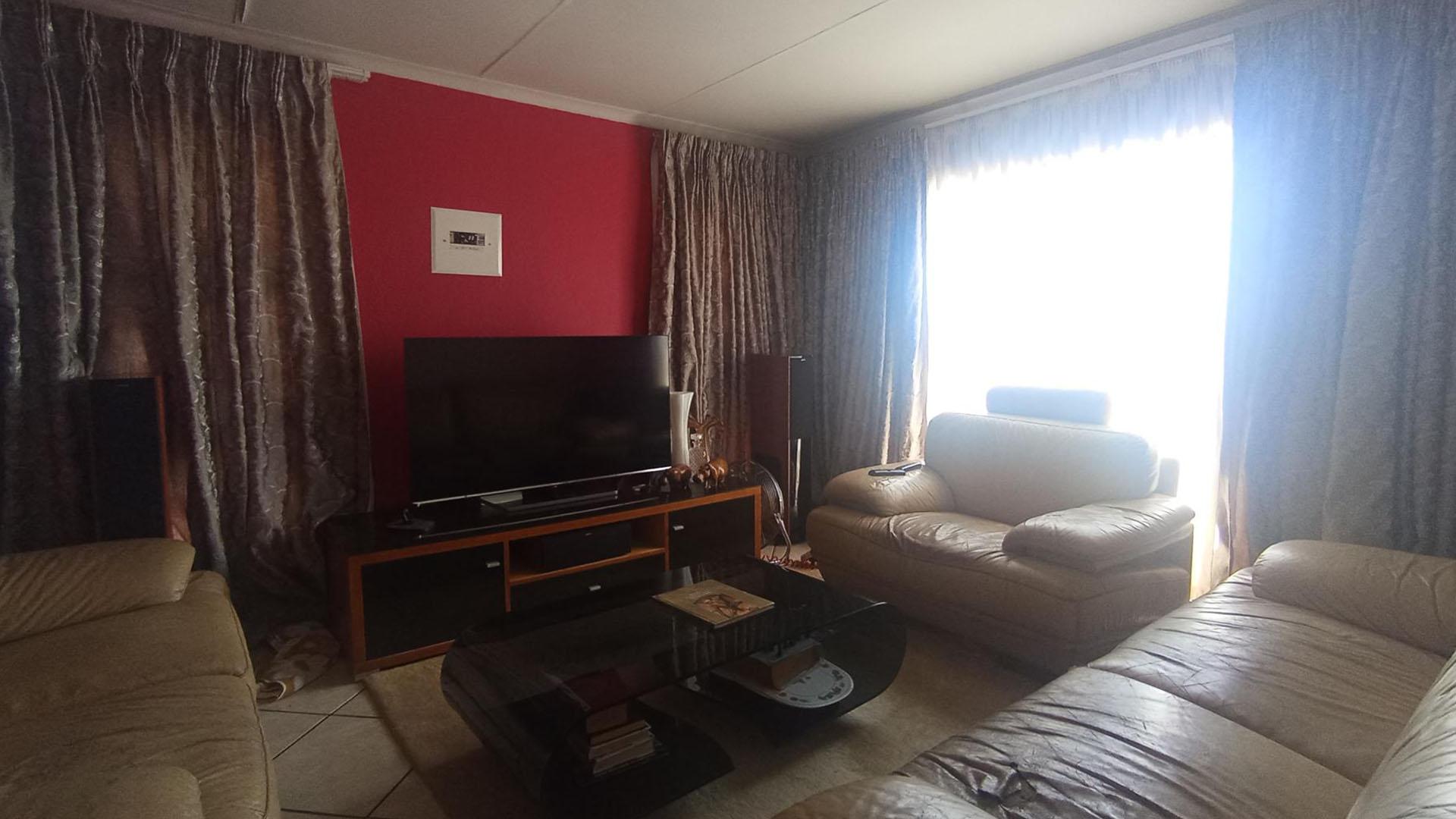 Lounges - 17 square meters of property in Clayville