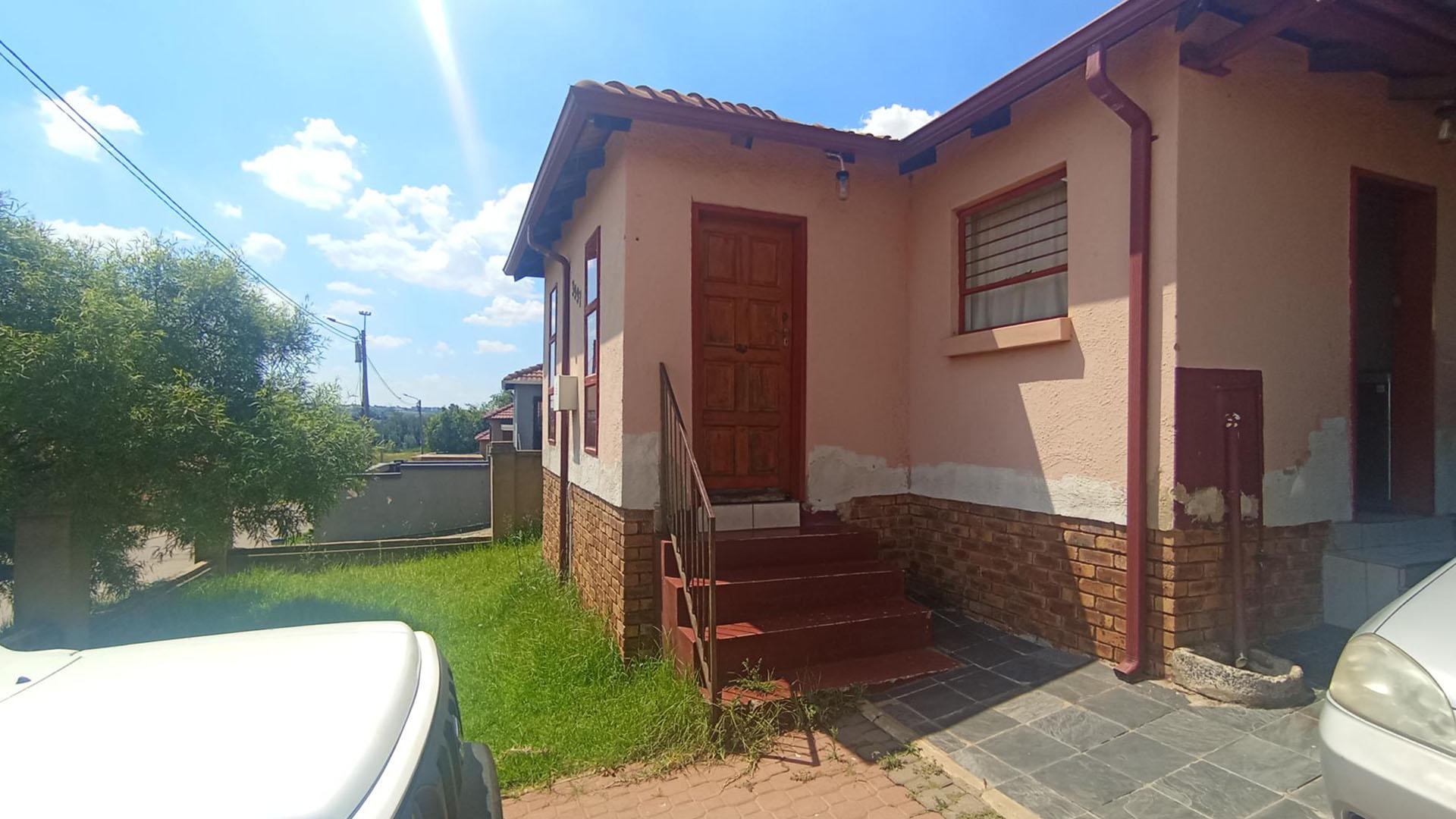 Front View of property in Clayville