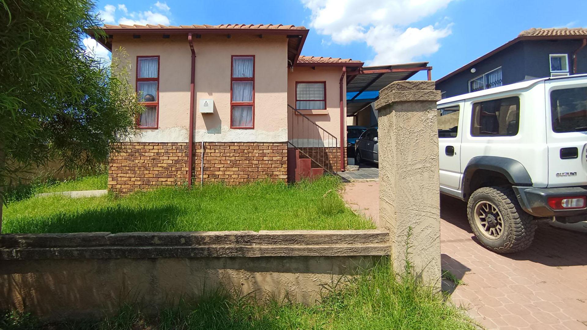 Front View of property in Clayville