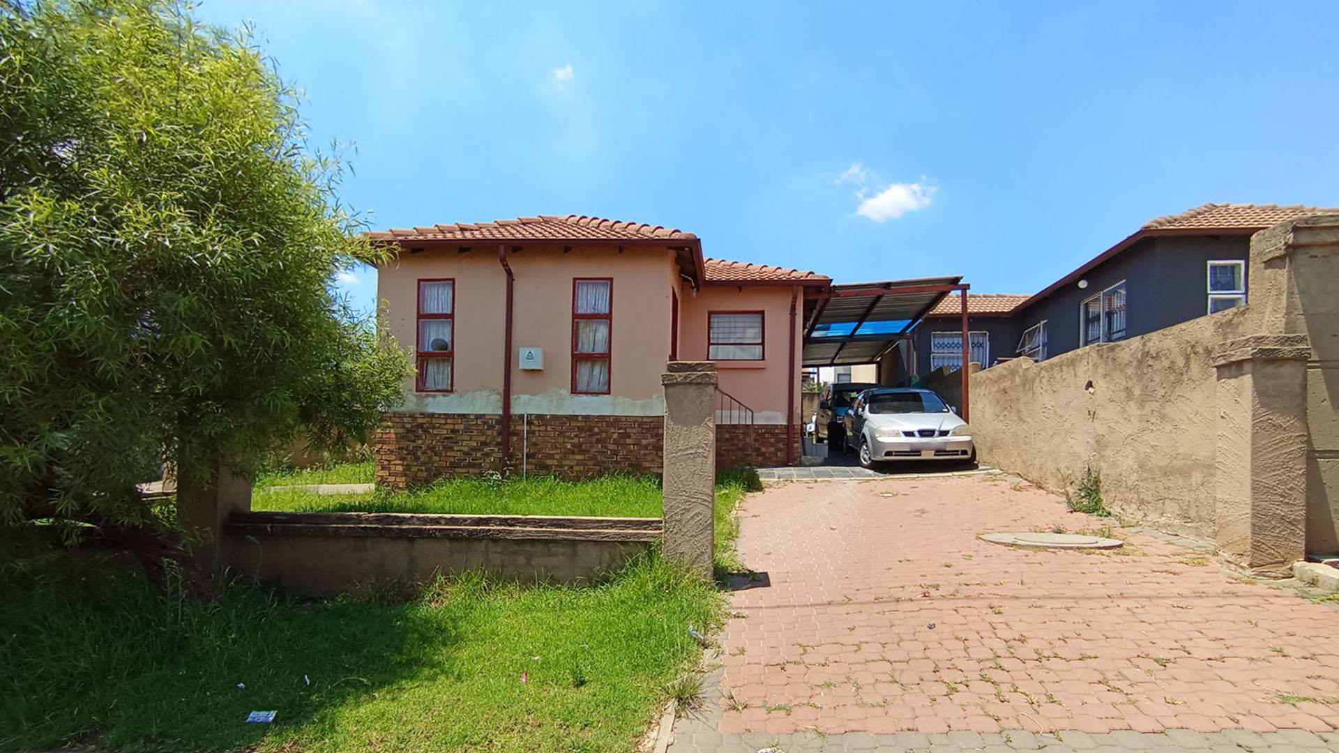 Front View of property in Clayville