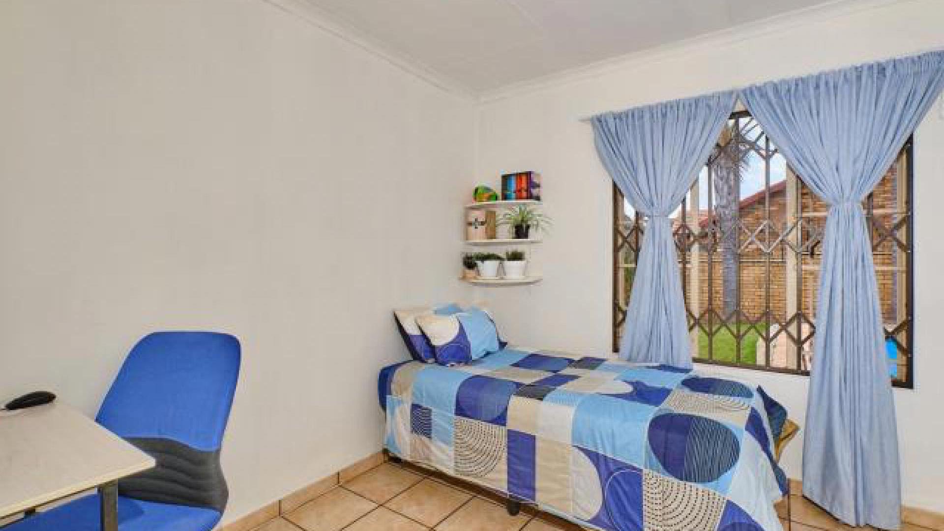 Bed Room 2 of property in Roodepoort