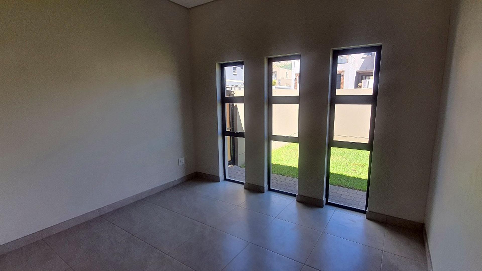 Bed Room 2 - 17 square meters of property in Kosmos