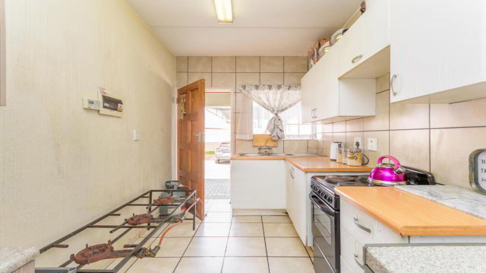 Kitchen - 9 square meters of property in Comet