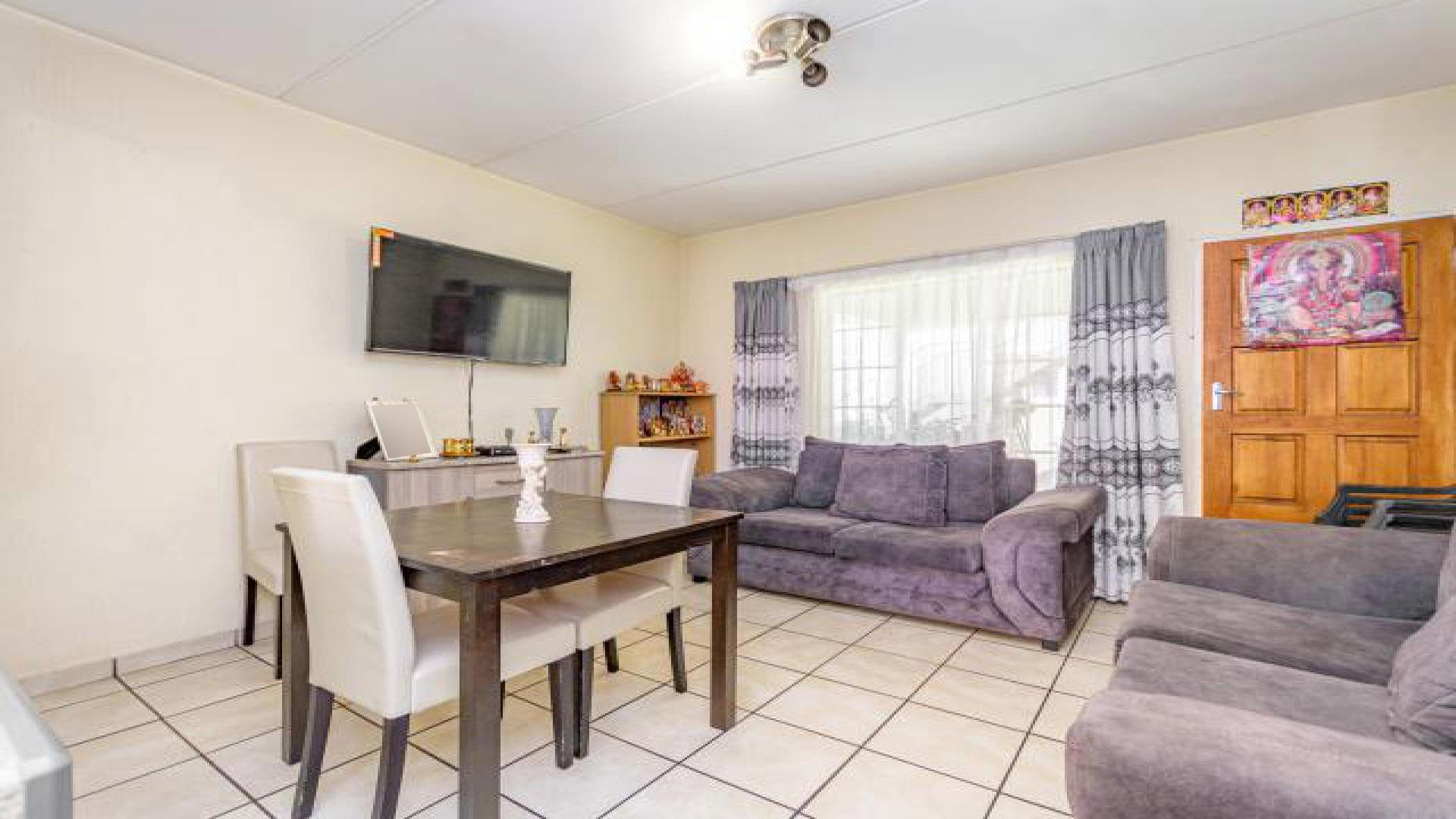 Lounges - 18 square meters of property in Comet