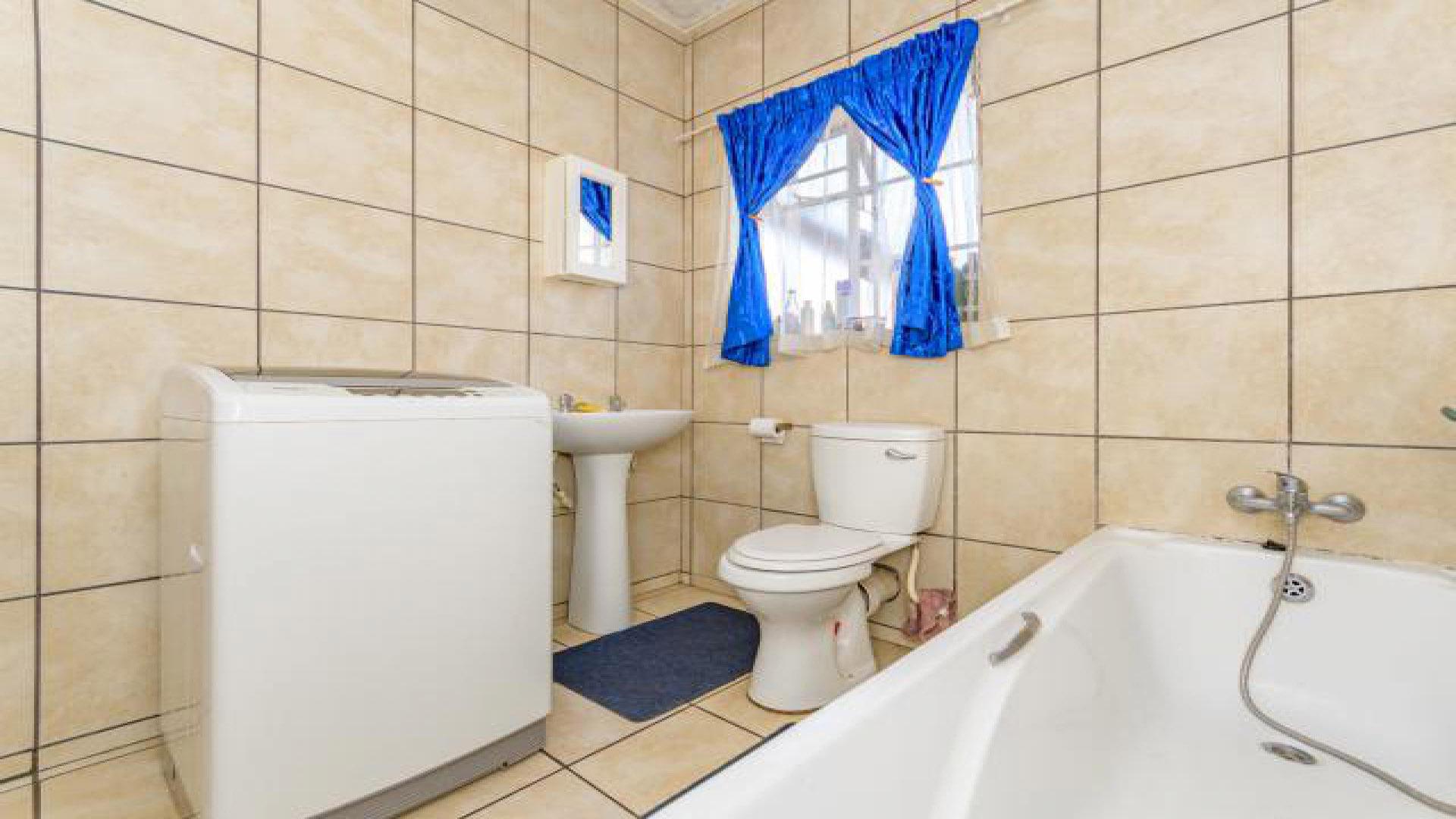 Bathroom 1 - 6 square meters of property in Comet