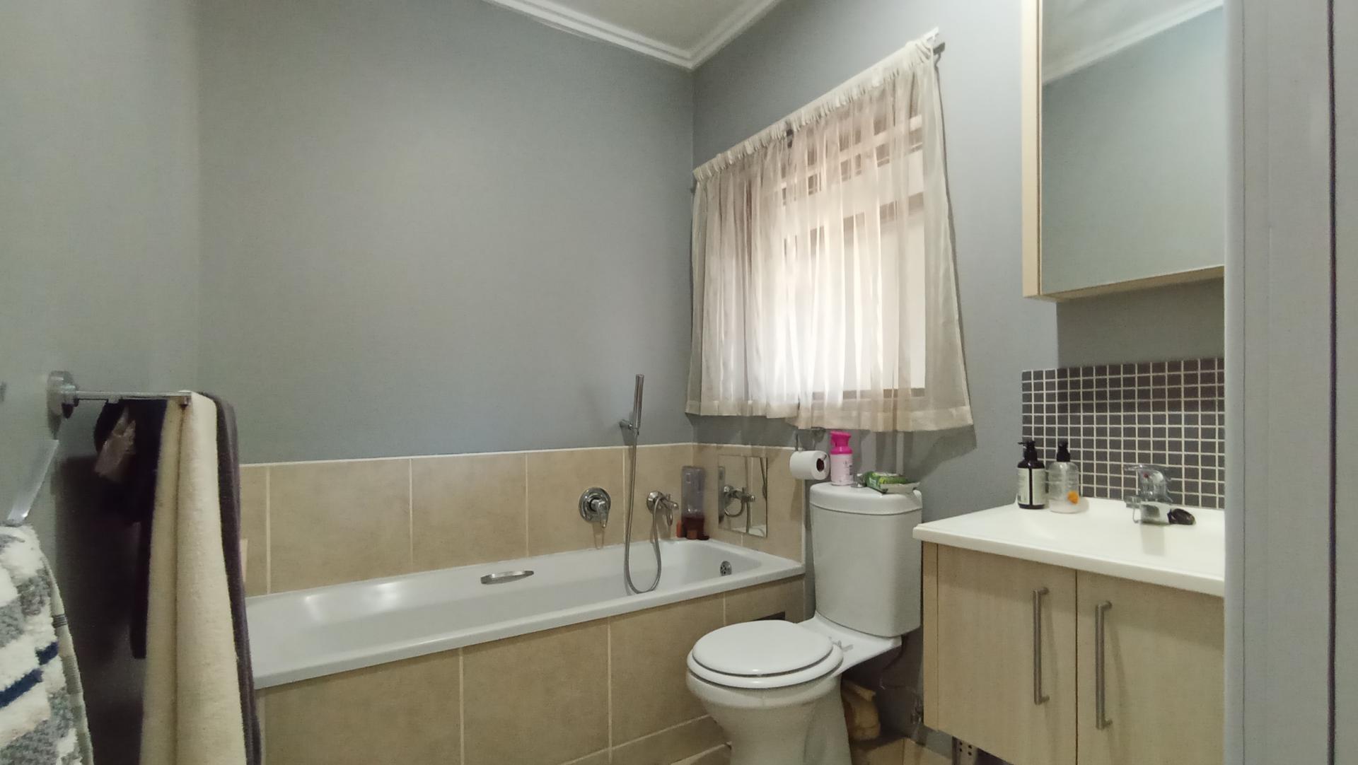 Bathroom 1 - 5 square meters of property in Beverley