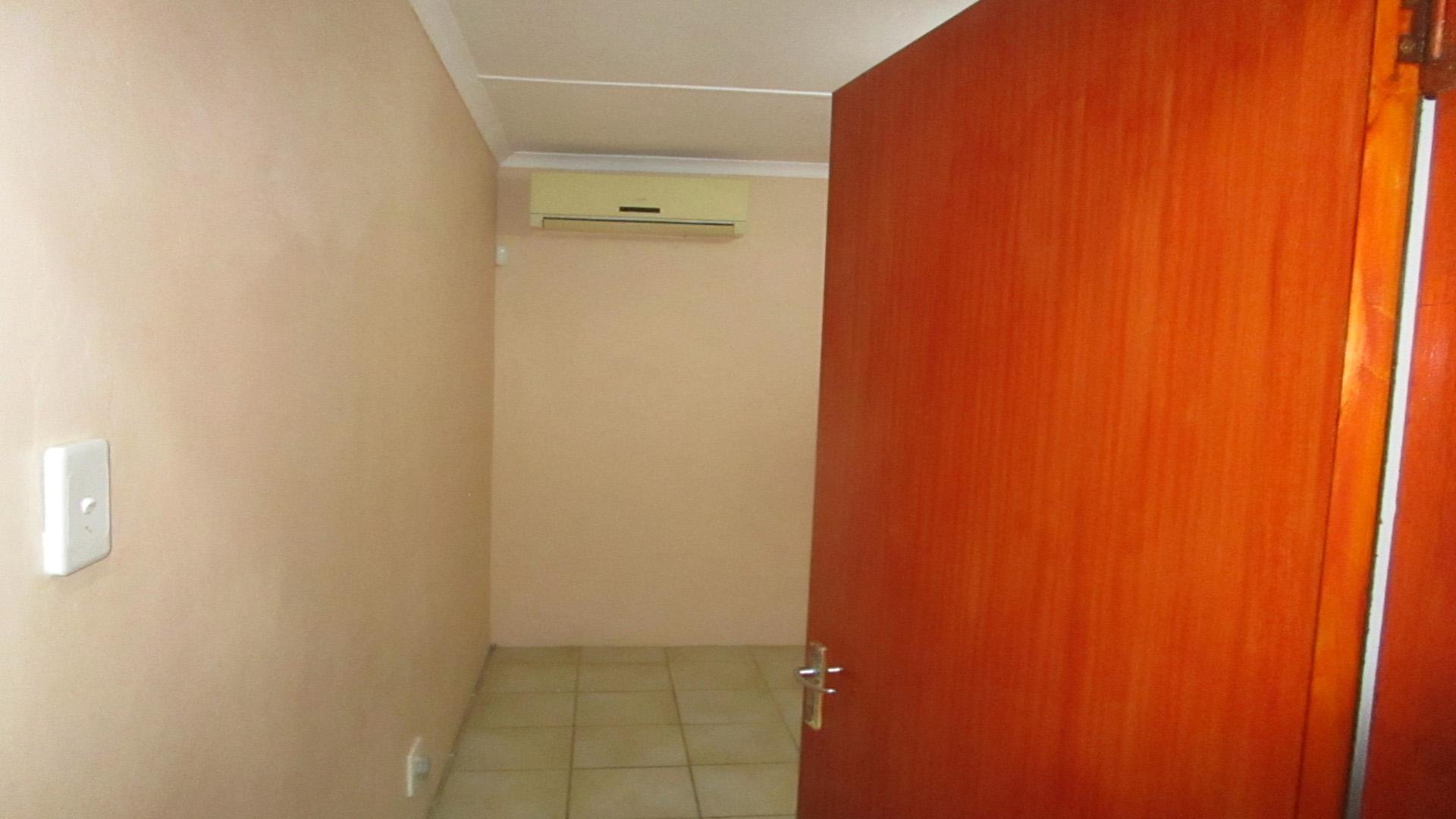 Bed Room 1 - 11 square meters of property in Highridge