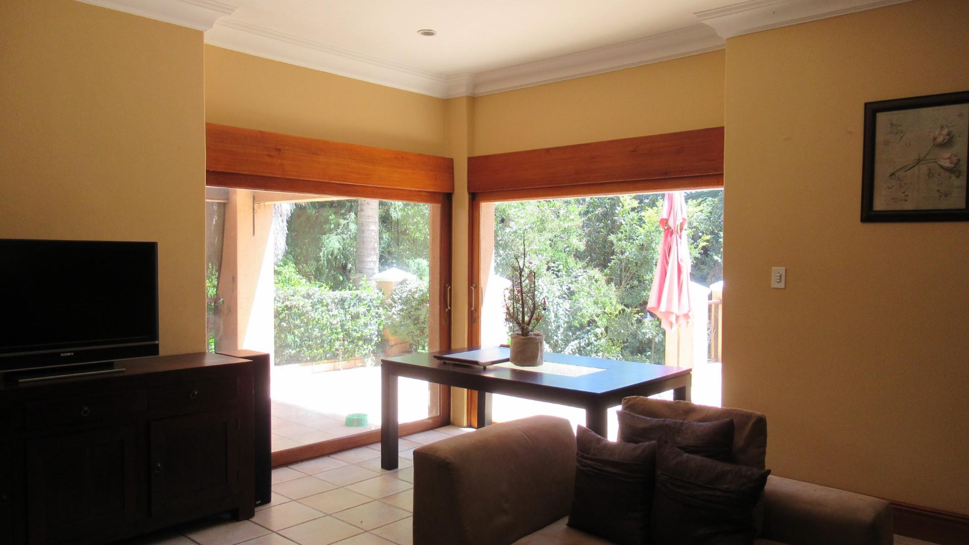 Lounges - 92 square meters of property in The Gardens