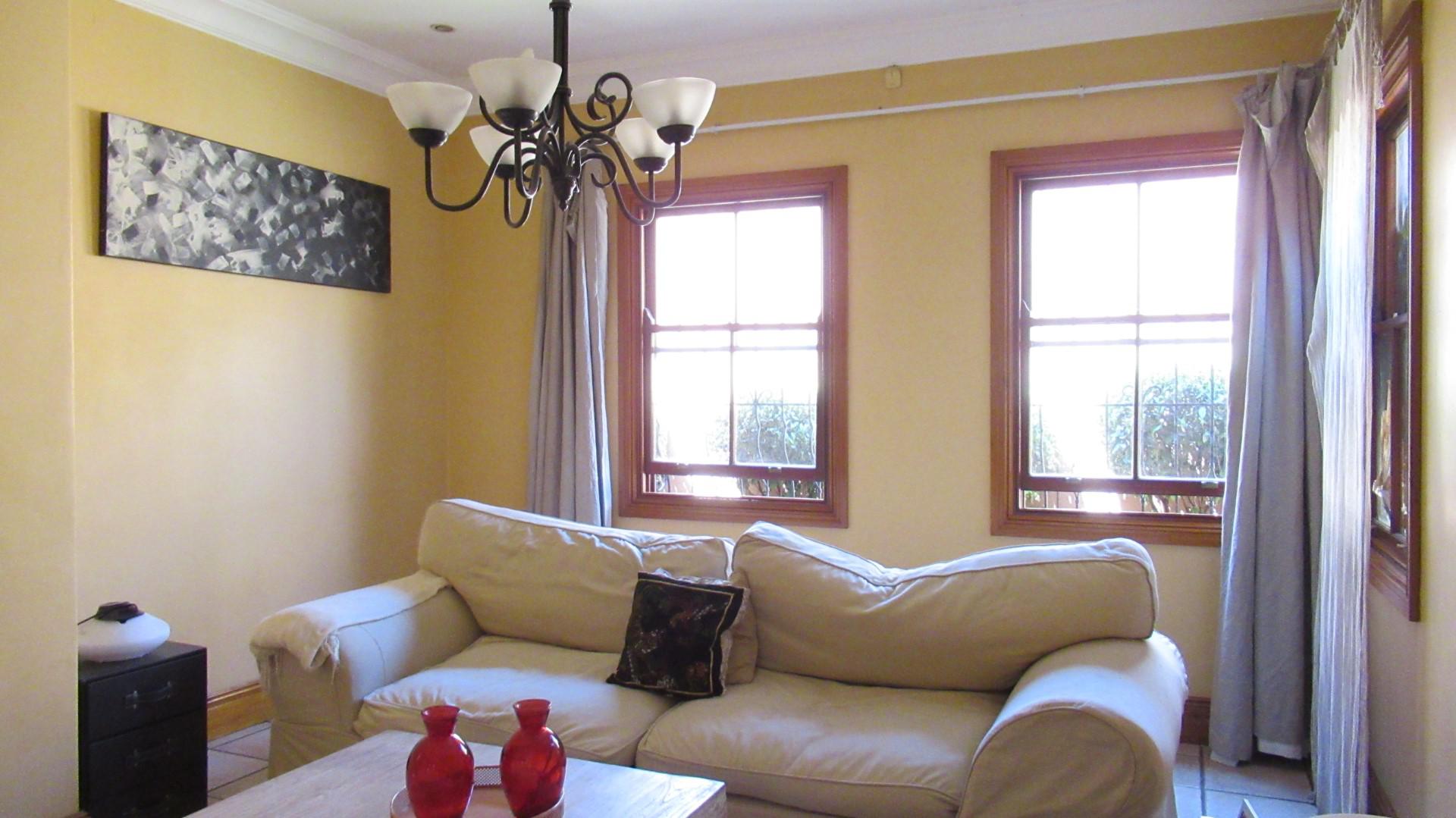 Lounges - 92 square meters of property in The Gardens