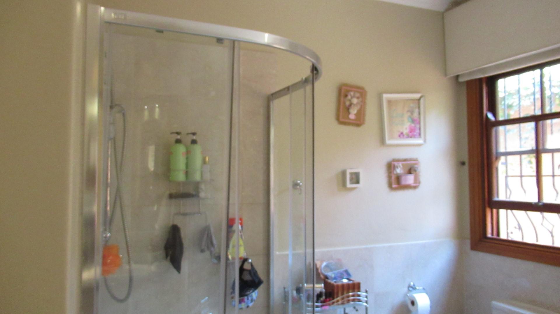 Main Bathroom - 14 square meters of property in The Gardens