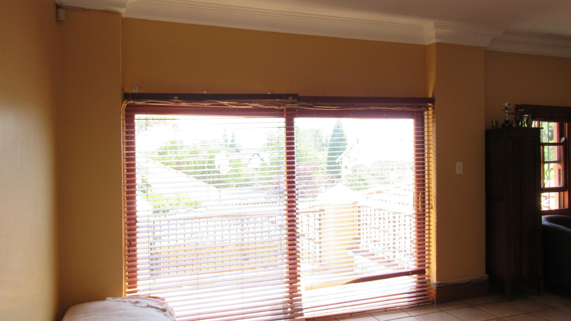 Lounges - 92 square meters of property in The Gardens