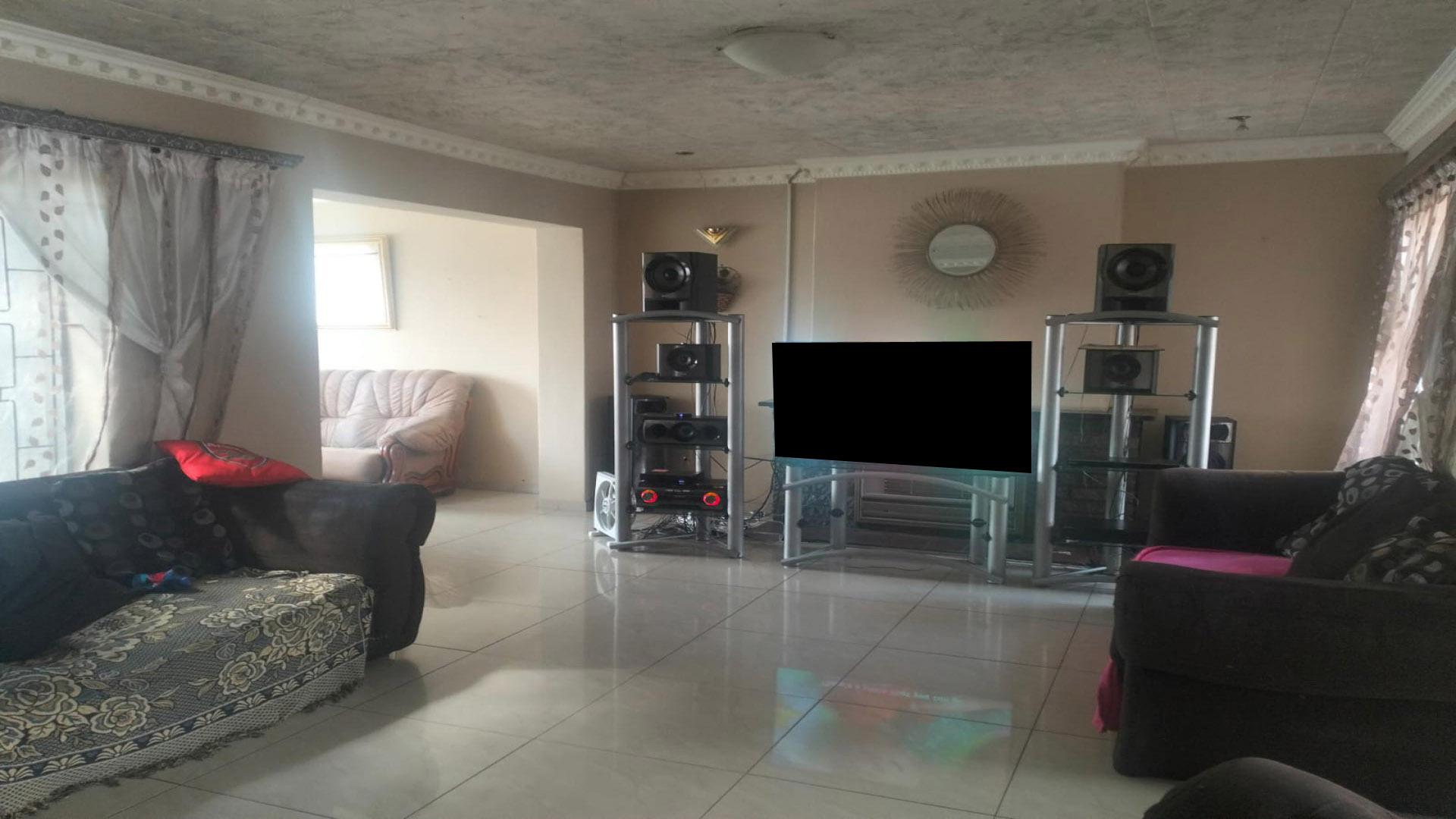 Lounges of property in Newclare