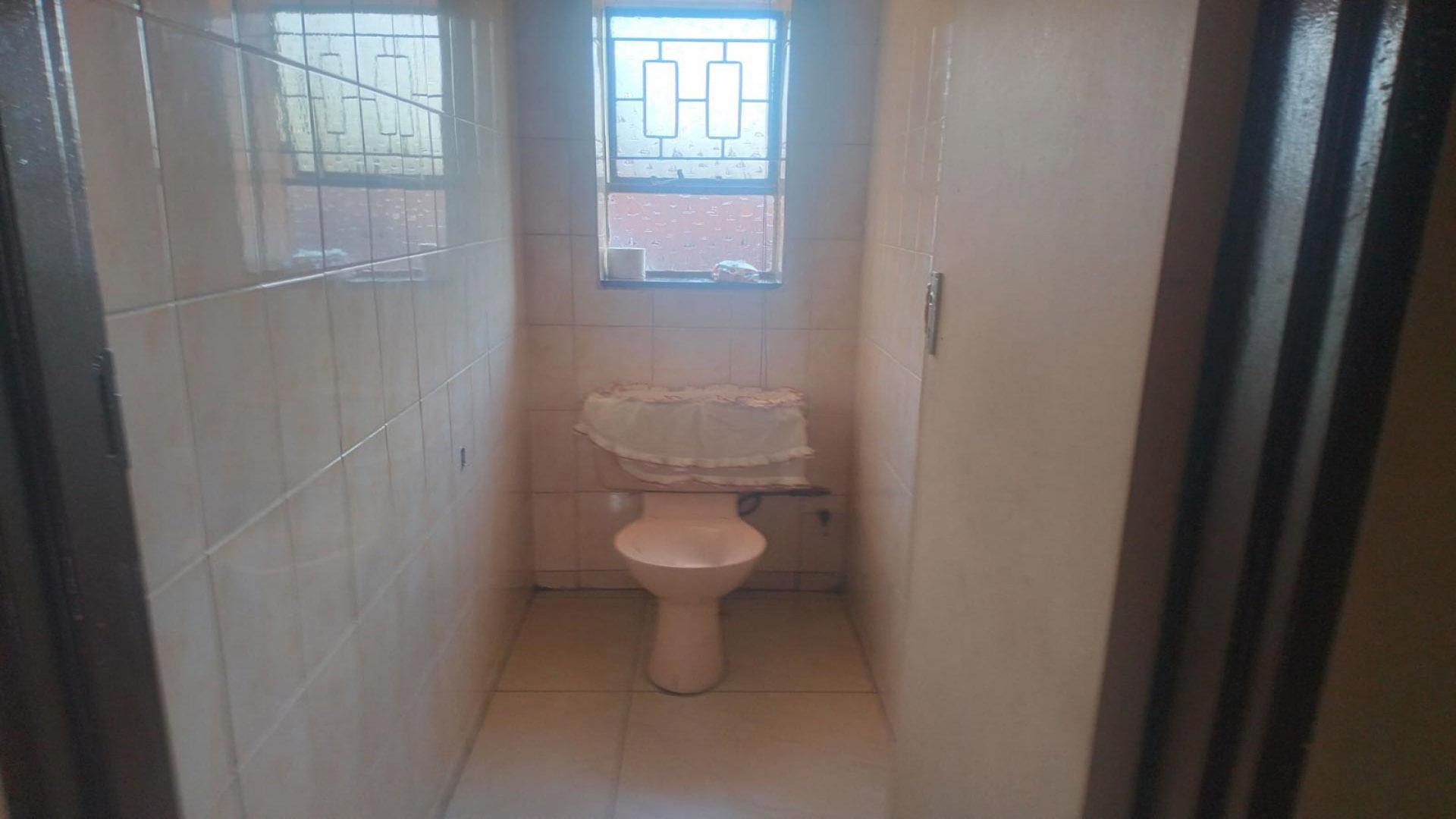 Bathroom 1 of property in Newclare