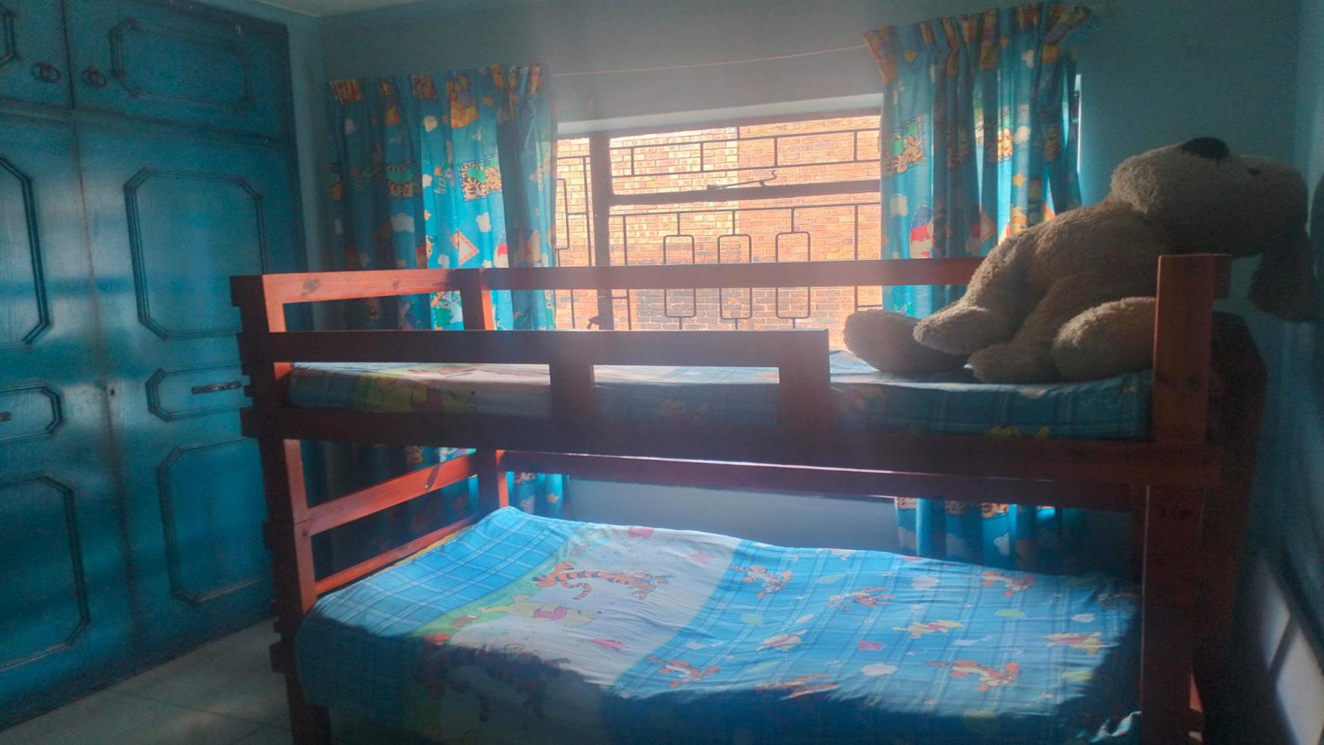 Bed Room 2 of property in Newclare