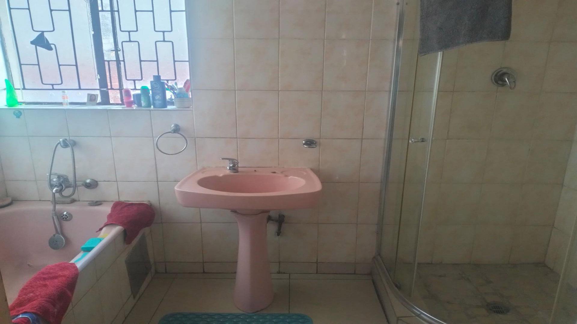 Bathroom 1 of property in Newclare