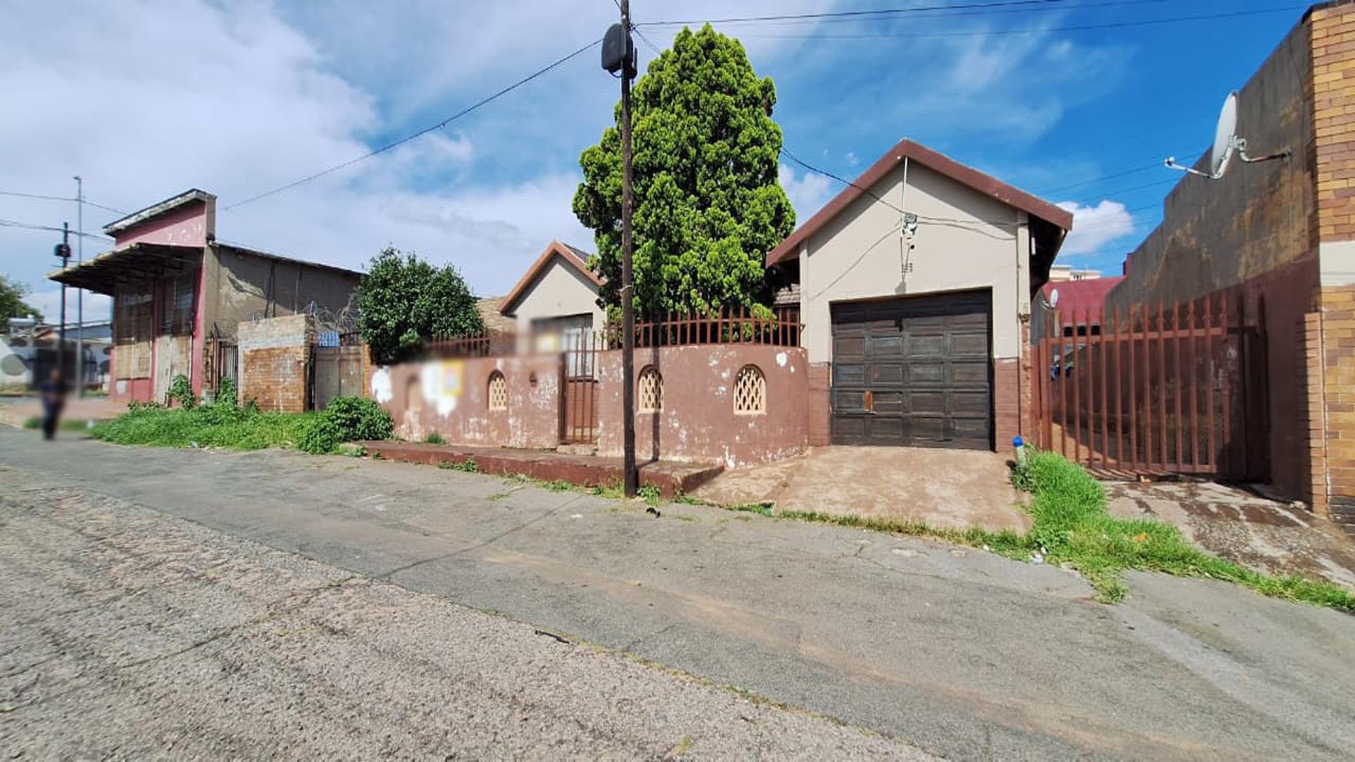 Front View of property in Newclare